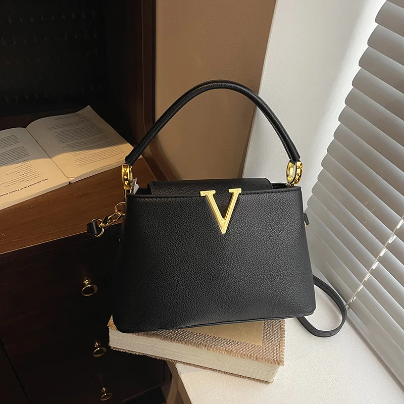 Commuter Temperament Women's Bag Crossbody Light Luxury High-end Handbag
Commuter Temperament Women's Bag Crossbody Light Luxury High-end Handbag