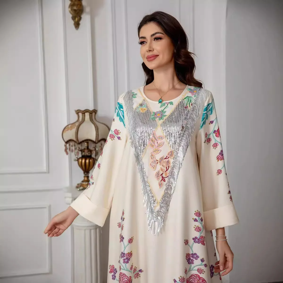 Chest print Muslim Middle Eastern women's clothing Dubai women's robe fashion simple temperament elegant holiday style high-end
Chest print Muslim Middle Eastern women's clothing Dubai women's robe fashion simple temperament elegant holiday style high-end