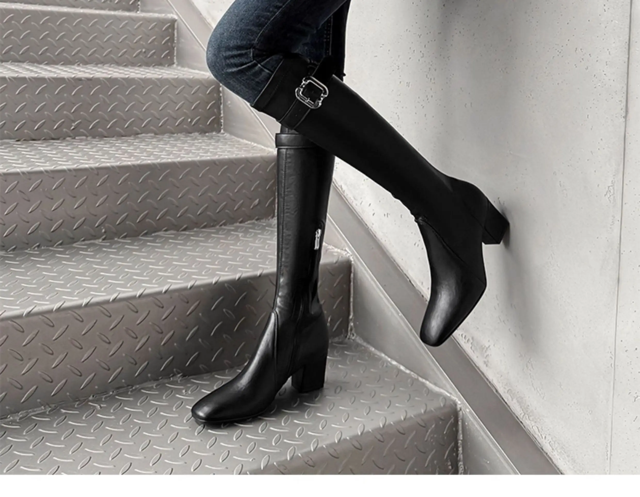 Niche runway style British style MIU series retro square toe belt buckle made old boots
Niche runway style British style MIU series retro square toe belt buckle made old boots