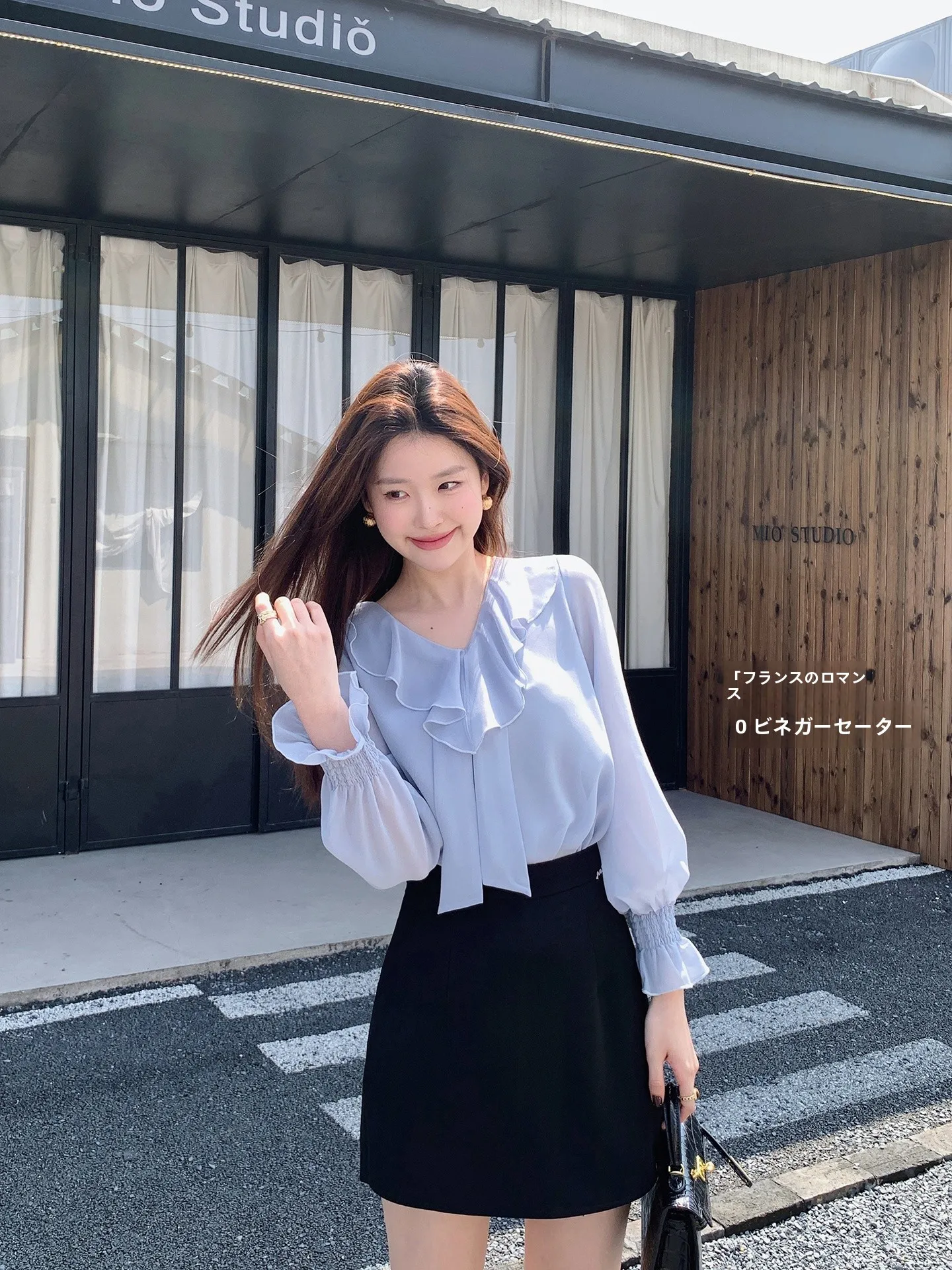 Элегантная женская шифоновая блузка с V-образным вырезом и кружевной отделкой, весенний топ для офиса и повседневной носки, легкая, с ощущением роскоши
Элегантная женская шифоновая блузка с V-образным вырезом и кружевной отделкой, весенний топ для офиса и повседневной носки, легкая, с ощущением роскоши