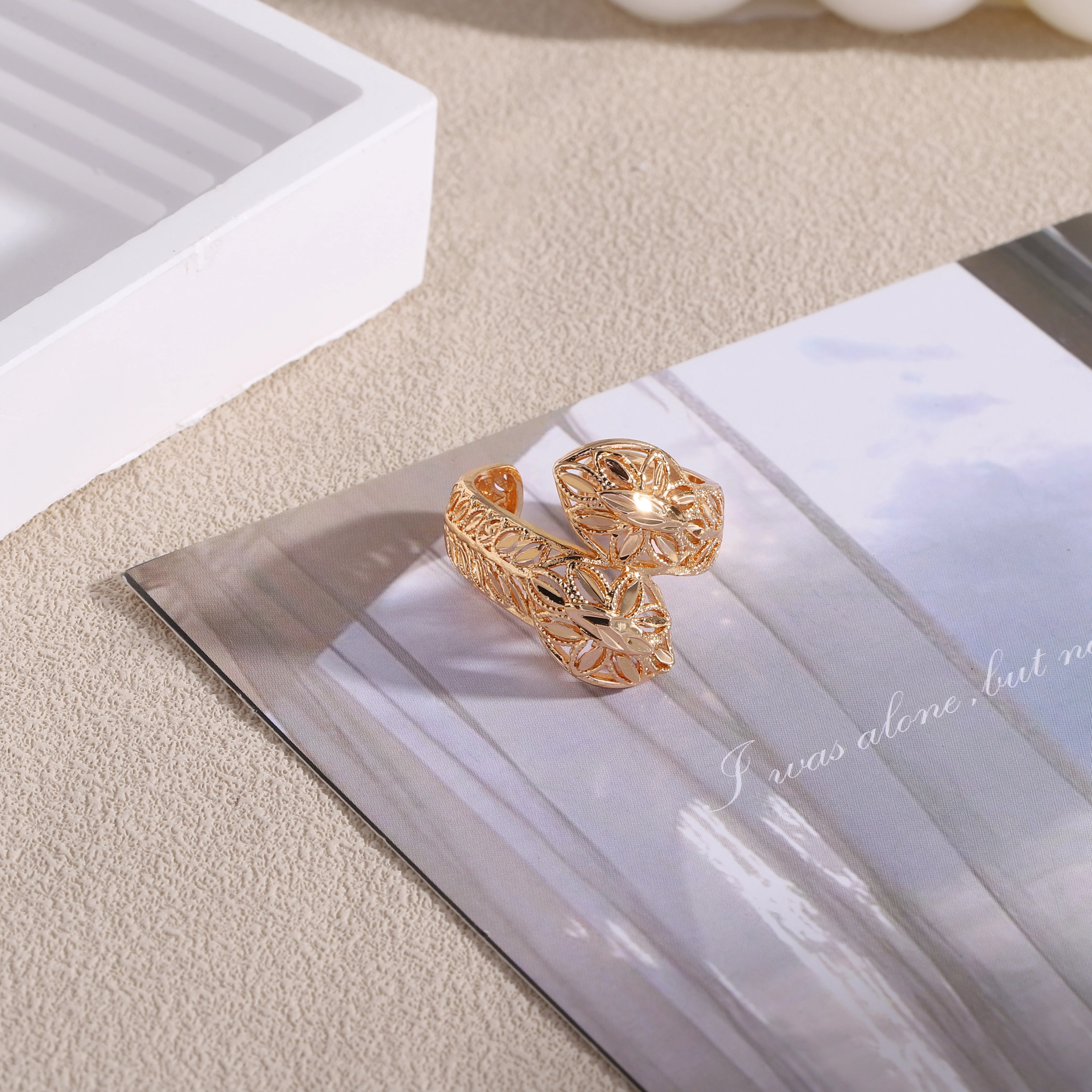 HOT Gold Plain Ring Women's Jewelry Vintage Glass Geometric Hollow Ring Fashion Wedding Party Jewelry
HOT Gold Plain Ring Women's Jewelry Vintage Glass Geometric Hollow Ring Fashion Wedding Party Jewelry