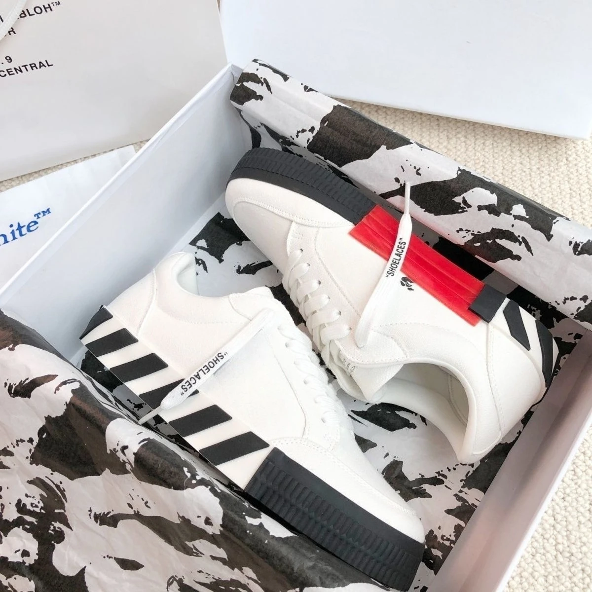 Unisex Canvas White Sneakers Casual Sports Shoes OW Couple Unique Board Shoes
Unisex Canvas White Sneakers Casual Sports Shoes OW Couple Unique Board Shoes