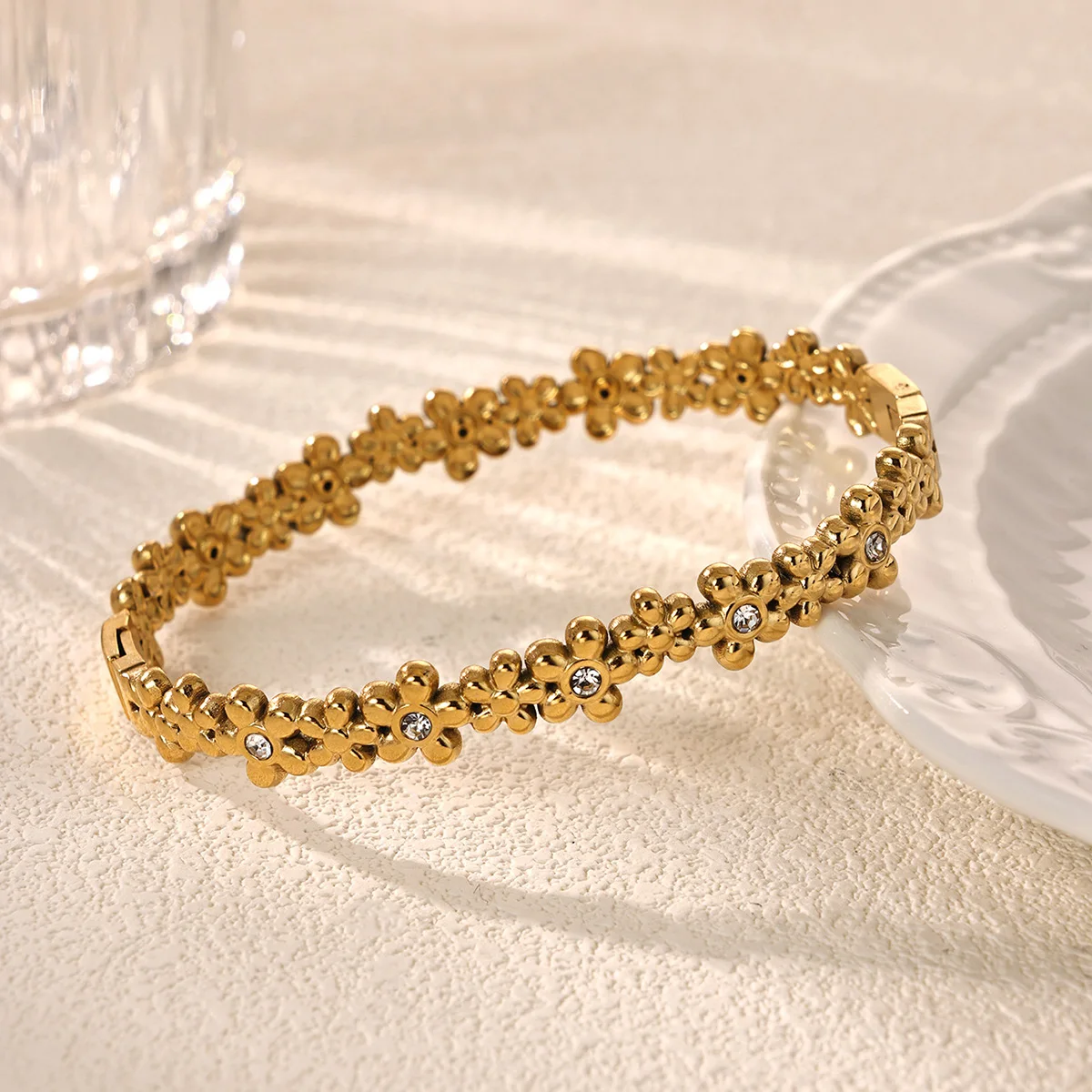 Vintage Luxury Zircon Flower Bangle Bracelet For Women Stainless Steel Gold Color Exquisite Cuff Bracelet New Fashion Jewelry
Vintage Luxury Zircon Flower Bangle Bracelet For Women Stainless Steel Gold Color Exquisite Cuff Bracelet New Fashion Jewelry