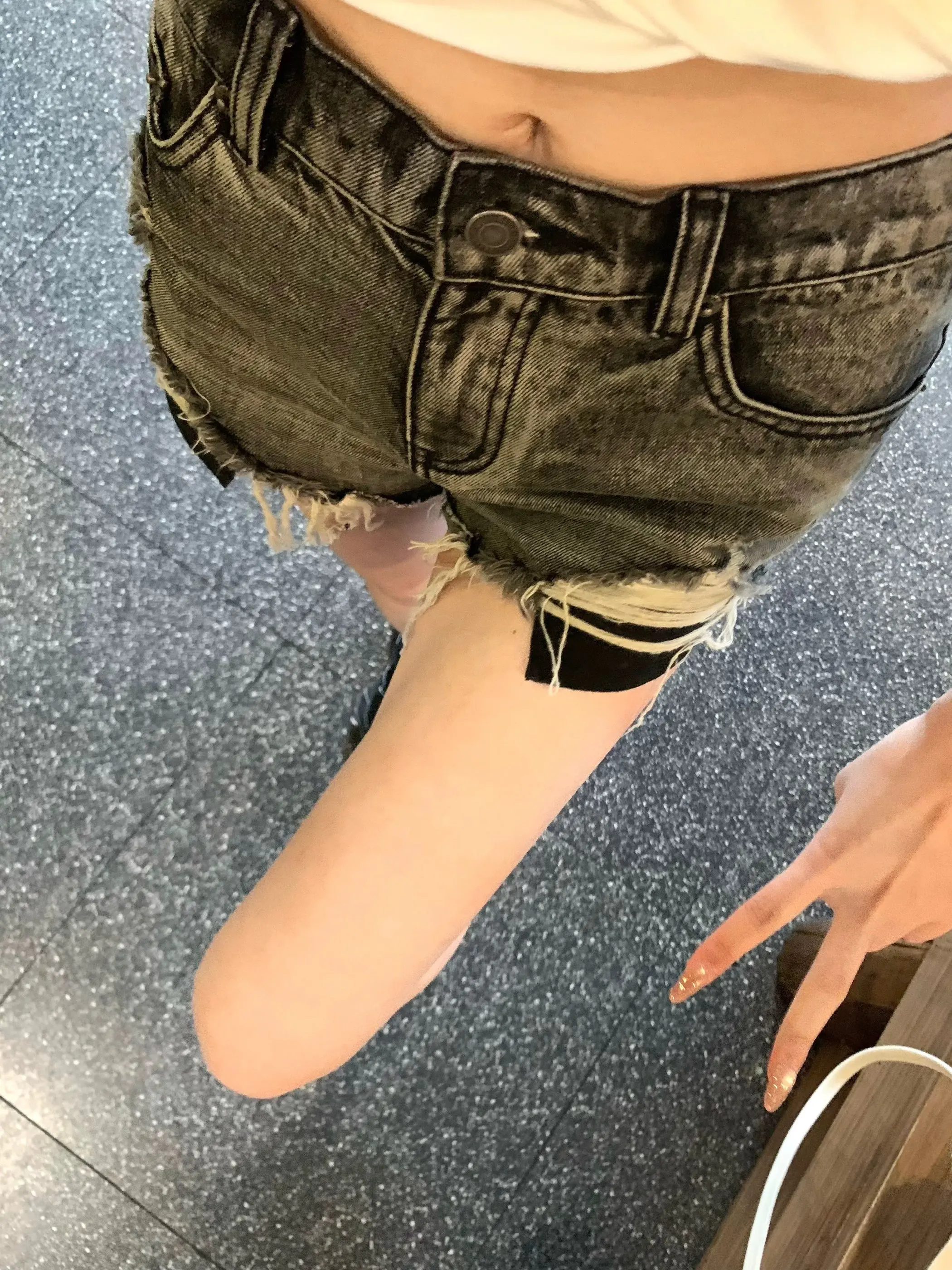 Korean Style Distressed Washed Grey Denim Shorts Butt Covering Elastic Hot Pants Cotton Stretch Fabric Low Waist Button Closure
Korean Style Distressed Washed Grey Denim Shorts Butt Covering Elastic Hot Pants Cotton Stretch Fabric Low Waist Button Closure