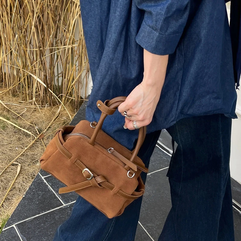 Hot-selling Brand Designer Tote Bag Fashion High-end Handbag Niche Retro Belt Buckle Crossbody Bag New Versatile Solid Color Bag
Hot-selling Brand Designer Tote Bag Fashion High-end Handbag Niche Retro Belt Buckle Crossbody Bag New Versatile Solid Color Bag