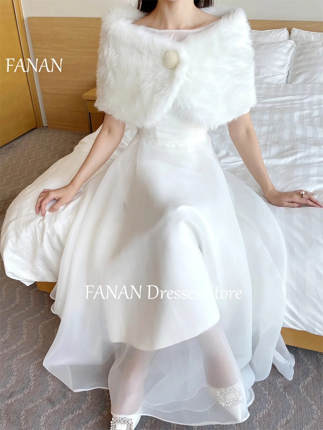 FANAN Korea A-Line Boat Collar Unique Long Wedding Dresses with fur Cape 웨딩드레스 Ivory Organza Custom Made Bride Gowns Plus Size
FANAN Korea A-Line Boat Collar Unique Long Wedding Dresses with fur Cape 웨딩드레스 Ivory Organza Custom Made Bride Gowns Plus Size