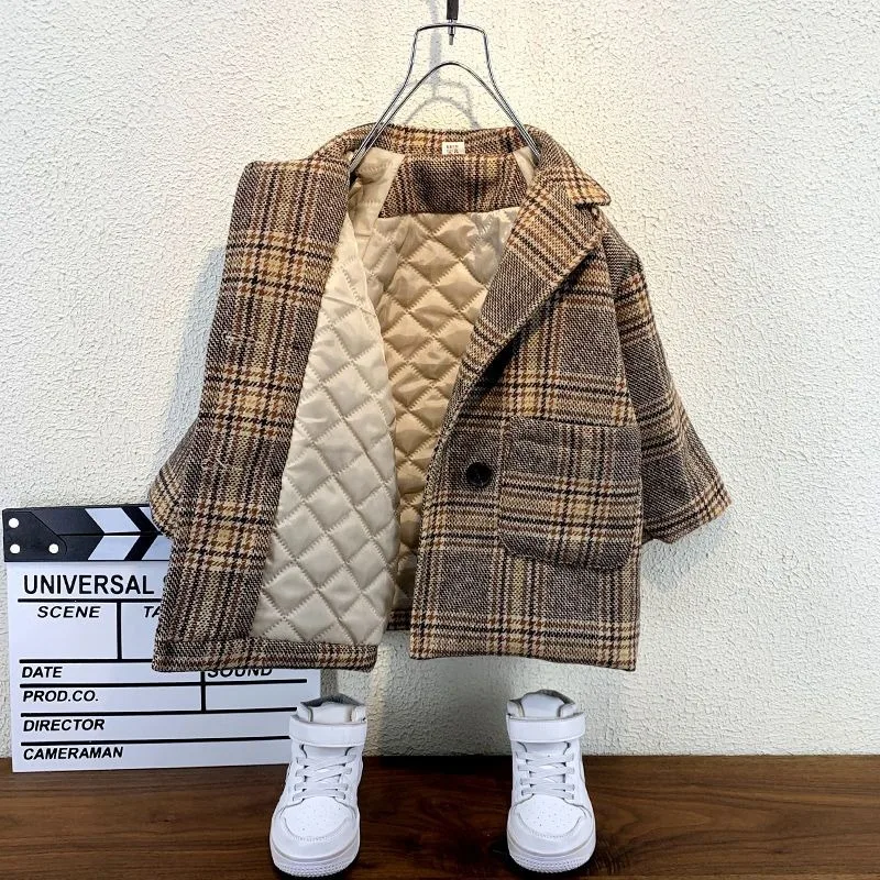 Новое стильное шерстяное пальто в клетку средней длины для мальчиков на осень-зиму, теплоизолированное детское тяжелое пальто
Новое стильное шерстяное пальто в клетку средней длины для мальчиков на осень-зиму, теплоизолированное детское тяжелое пальто