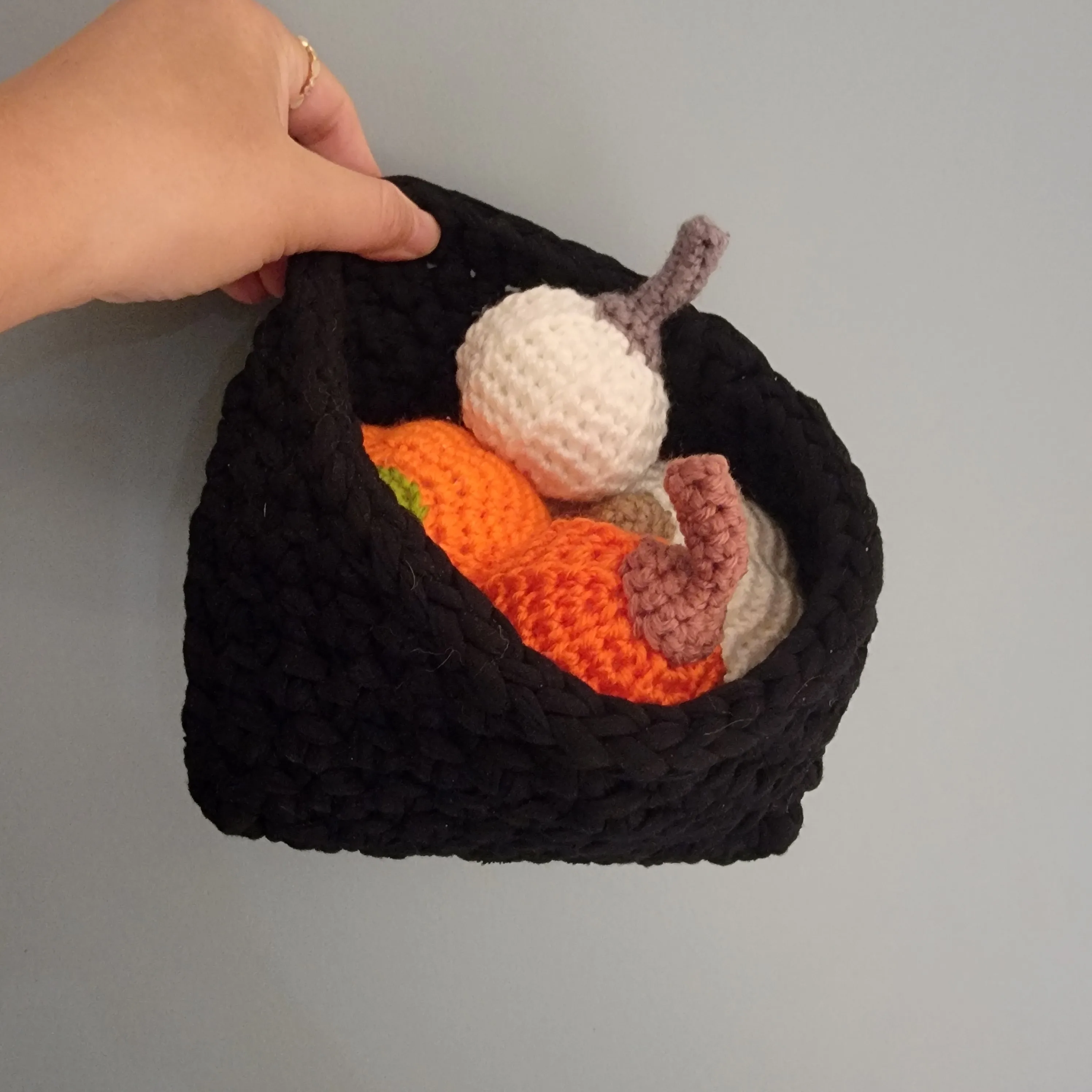 1set Miniatures Hand crocheted Halloween Pumpkin with black box Ghost Decorative Item Pumpkin Design Style Halloween decorations
1set Miniatures Hand crocheted Halloween Pumpkin with black box Ghost Decorative Item Pumpkin Design Style Halloween decorations
