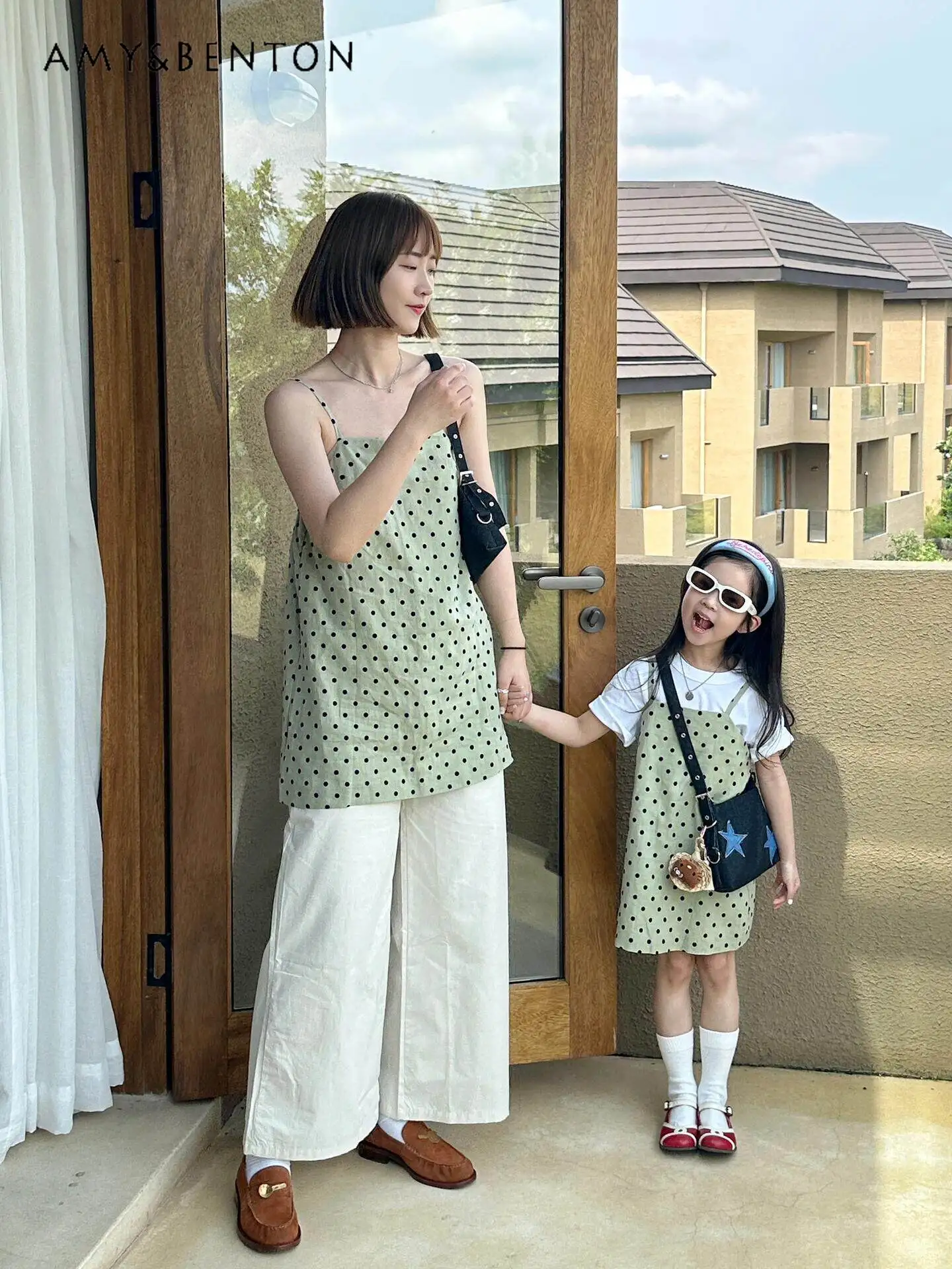 Original Dopamine Family Matching Outfits Mother and Daughter Elegant Slip Polka Dot Beach Vacation Dress 2026 New Summer Suit
Original Dopamine Family Matching Outfits Mother and Daughter Elegant Slip Polka Dot Beach Vacation Dress 2026 New Summer Suit