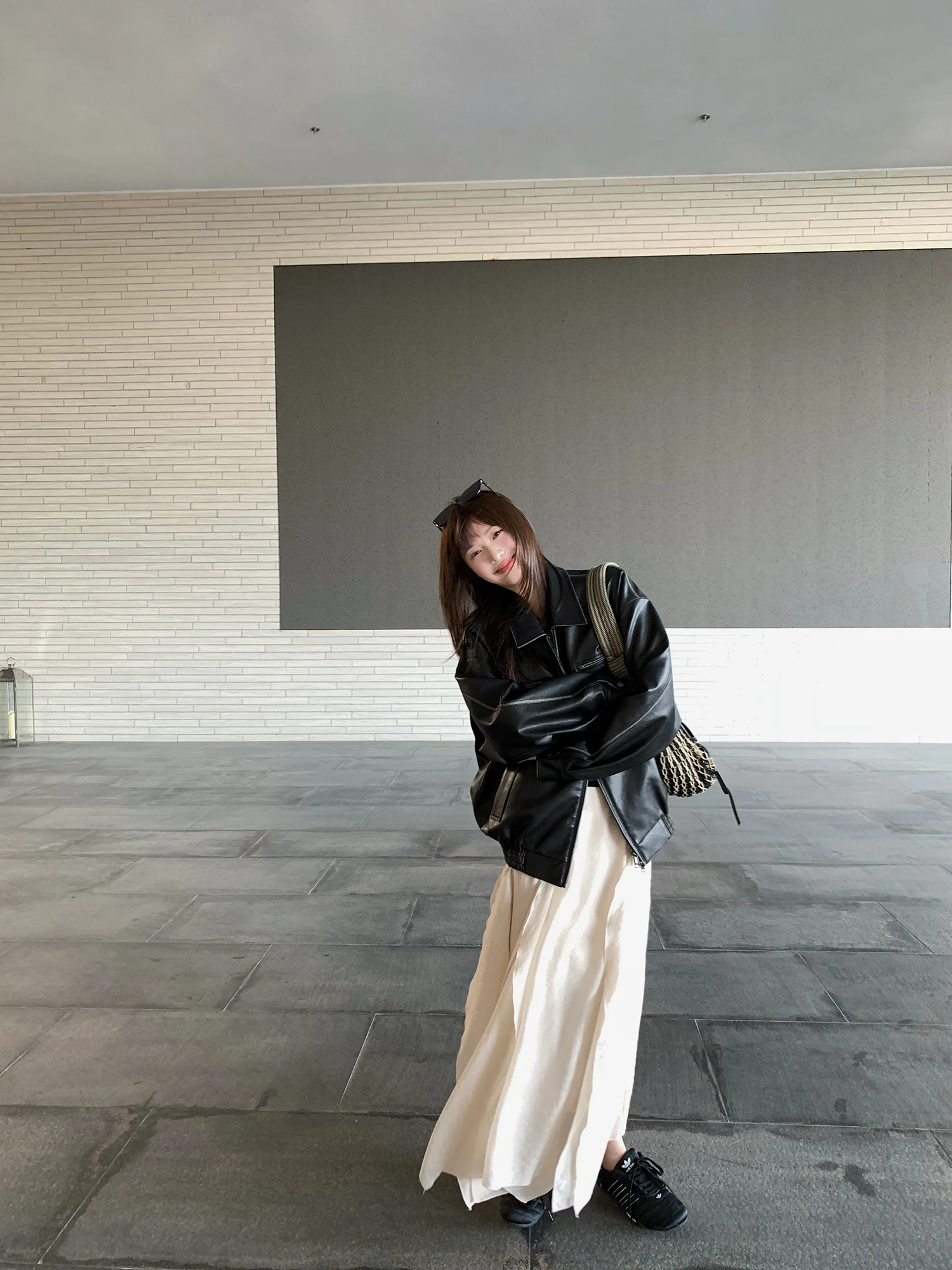 Винтажная кожаная куртка ручной работы с эффектом потертости, в стиле ретро, из искусственной кожи, для женщин, свободного кроя, с длинными рукавами, на молнии
Винтажная кожаная куртка ручной работы с эффектом потертости, в стиле ретро, из искусственной кожи, для женщин, свободного кроя, с длинными рукавами, на молнии