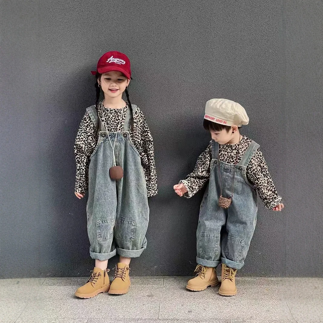2025 Spring New Girls Retro unisex Nostalgic Washed Jeans Baby Suspender Pant Paired with Leopard Print Top
2025 Spring New Girls Retro unisex Nostalgic Washed Jeans Baby Suspender Pant Paired with Leopard Print Top