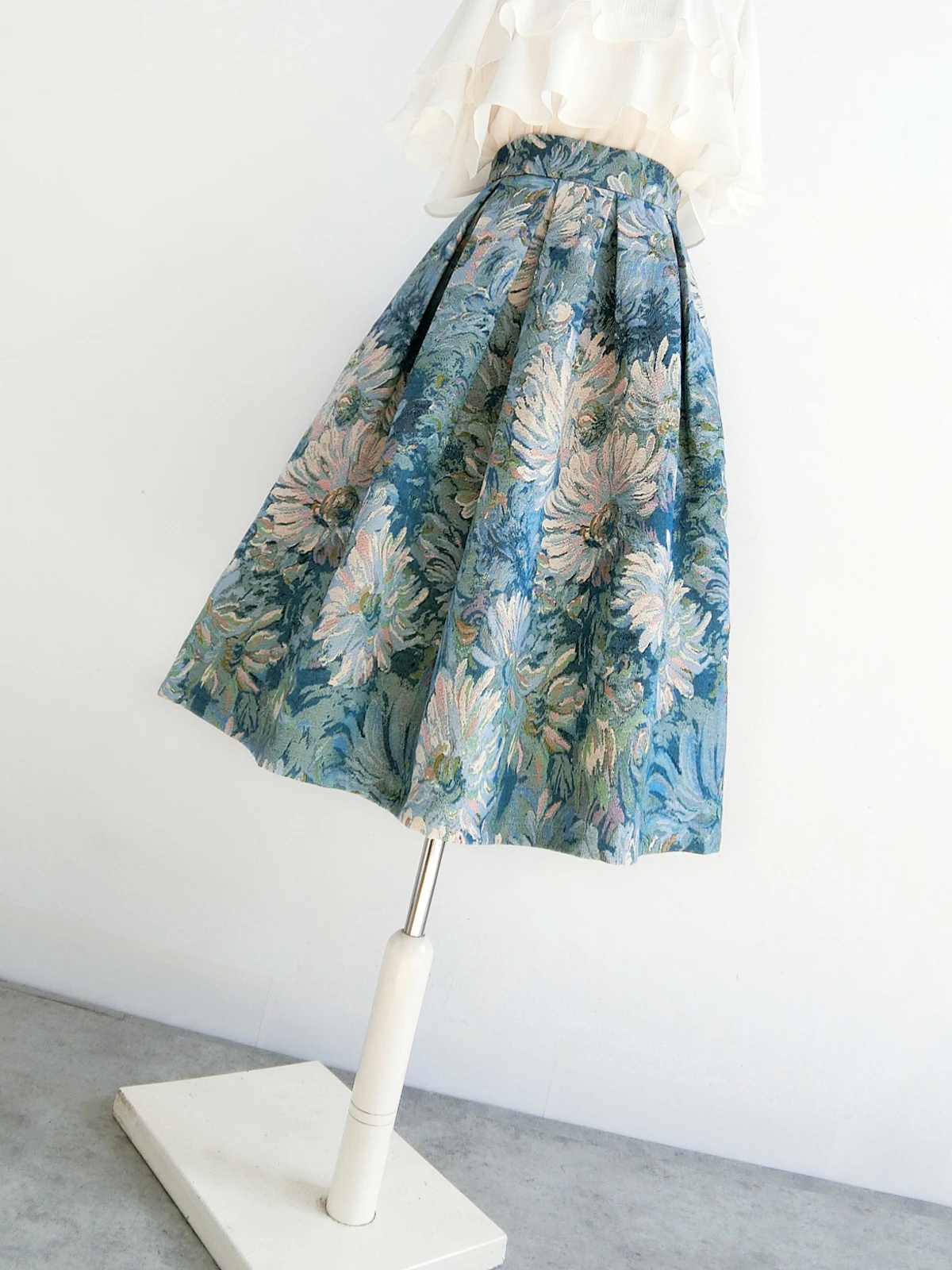 New Women's High Waisted Skirt, Flower Print A-line Fashionable French Mid Length Fluffy Skirt.
New Women's High Waisted Skirt, Flower Print A-line Fashionable French Mid Length Fluffy Skirt.