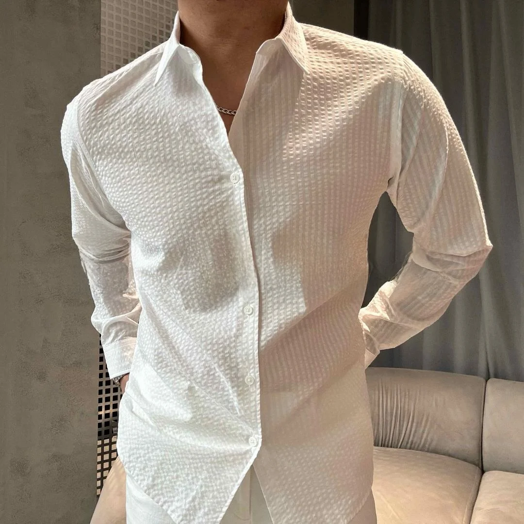 Высококачественная мужская рубашка с длинным рукавом, комфортная, однотонная, приталенного кроя, класса люкс, простая базовая модель для осенней городской моды.
Высококачественная мужская рубашка с длинным рукавом, комфортная, однотонная, приталенного кроя, класса люкс, простая базовая модель для осенней городской моды.