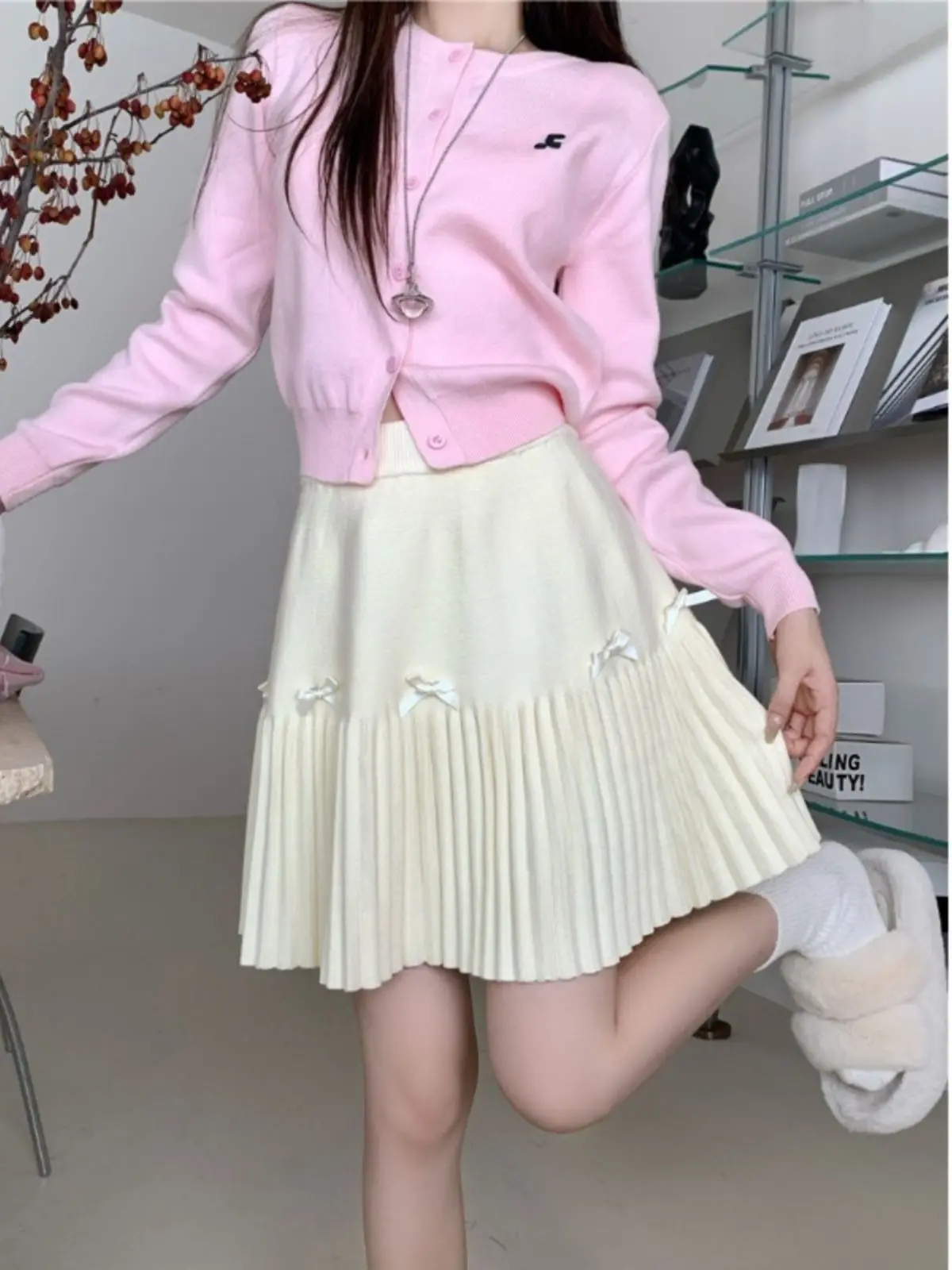 Japan New Autumn Women'S Knitted Bow Pleated Skirt High-Waisted Korean Style Cover-Up A-Line Short Skirt Trendy
Japan New Autumn Women'S Knitted Bow Pleated Skirt High-Waisted Korean Style Cover-Up A-Line Short Skirt Trendy