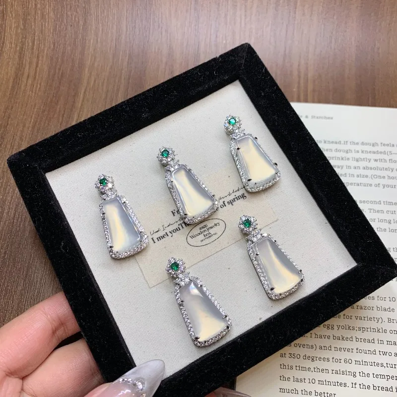 2026 New High Ice Square Chalcedony Pendant, Full Diamond Micro Inlaid Agate Clavicle Chain Luxury Elegant Necklace for Women
2026 New High Ice Square Chalcedony Pendant, Full Diamond Micro Inlaid Agate Clavicle Chain Luxury Elegant Necklace for Women
