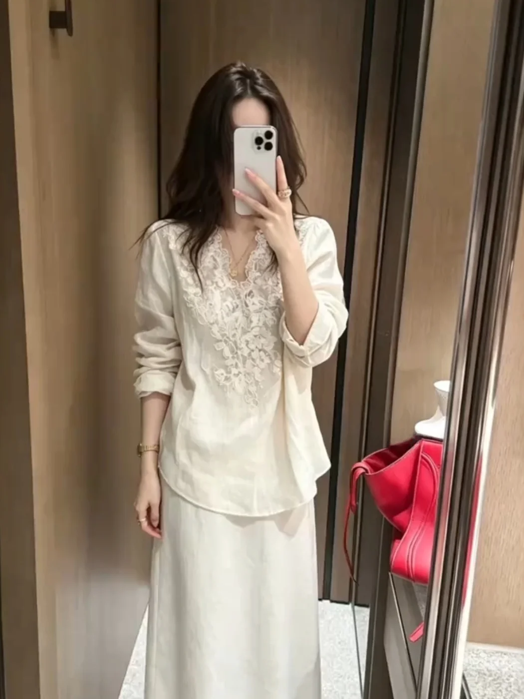 Elegant Lace Splice V-Neck Long Sleeve Shirt Women's Summer New Style Retro Loose Versatile Sun Protection Top
Elegant Lace Splice V-Neck Long Sleeve Shirt Women's Summer New Style Retro Loose Versatile Sun Protection Top