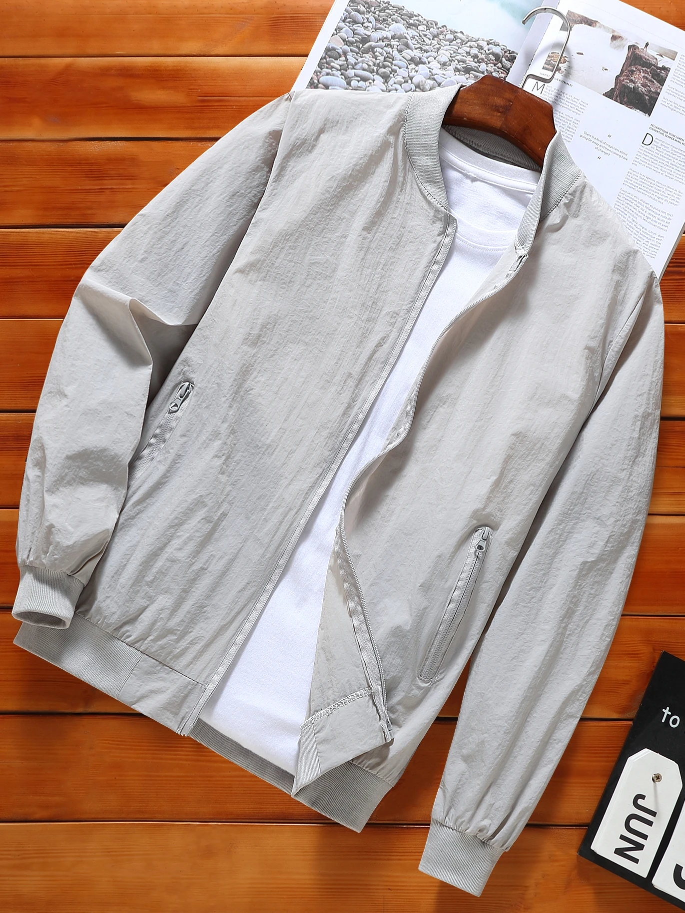 Мужская летняя ультратонкая бейсбольная куртка из ледяного шелка: дышащая, модная, с защитой от УФ-излучения, легкая, из полиэстера
Мужская летняя ультратонкая бейсбольная куртка из ледяного шелка: дышащая, модная, с защитой от УФ-излучения, легкая, из полиэстера