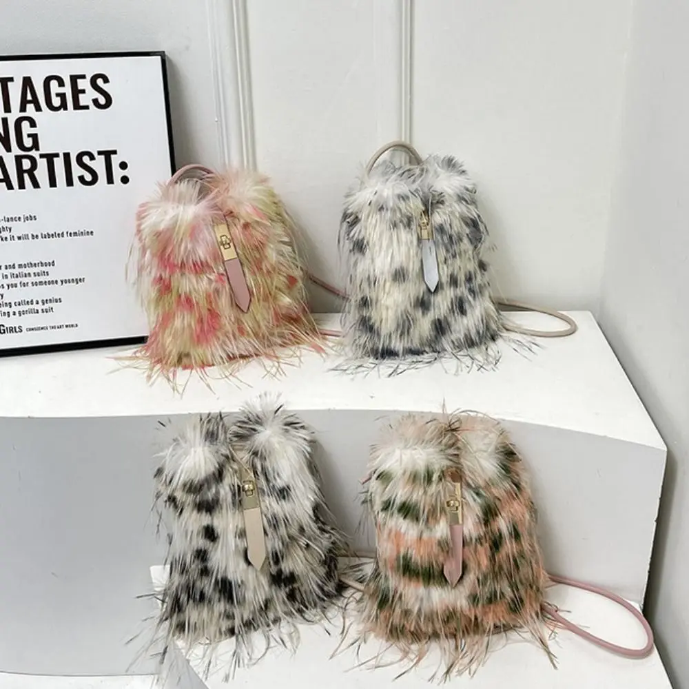 Casual Korean Style Faux Fur Shoulder Bag Colorful Niche Design Luxury Bucket Bag Handbag Square Plush Crossbody Bag Travel
Casual Korean Style Faux Fur Shoulder Bag Colorful Niche Design Luxury Bucket Bag Handbag Square Plush Crossbody Bag Travel
