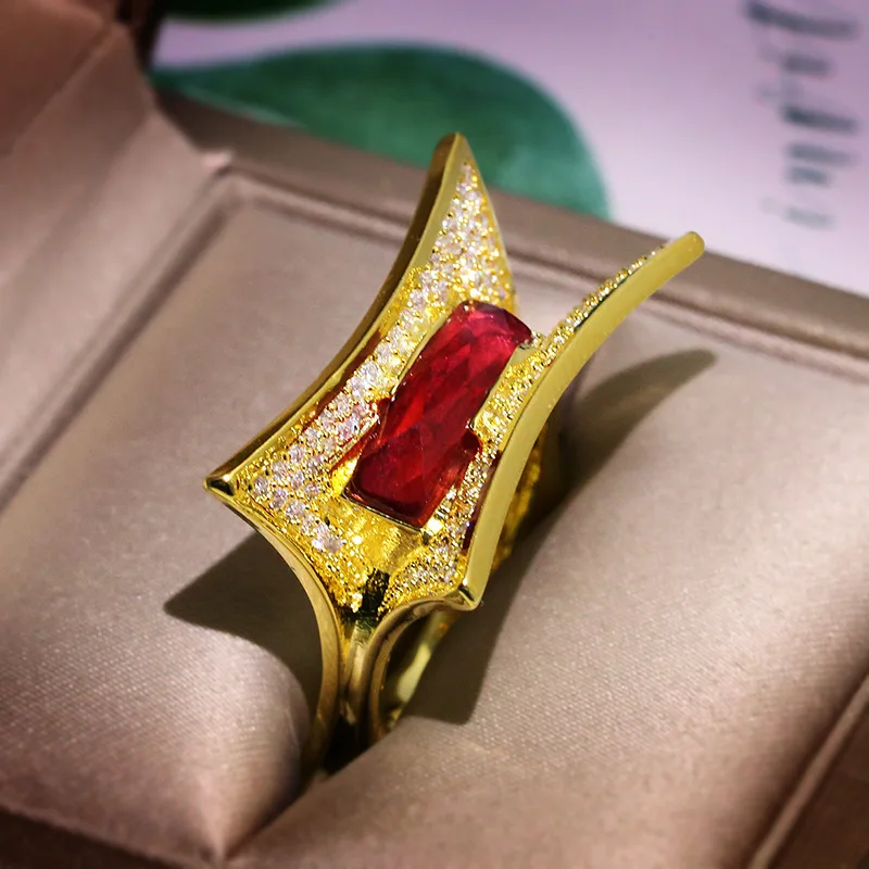 Creative 18K Gold Irregular Three-dimensional Geometric Flower Rectangular Ruby Full Diamond Couple Ring For Women Gift Jewelry
Creative 18K Gold Irregular Three-dimensional Geometric Flower Rectangular Ruby Full Diamond Couple Ring For Women Gift Jewelry