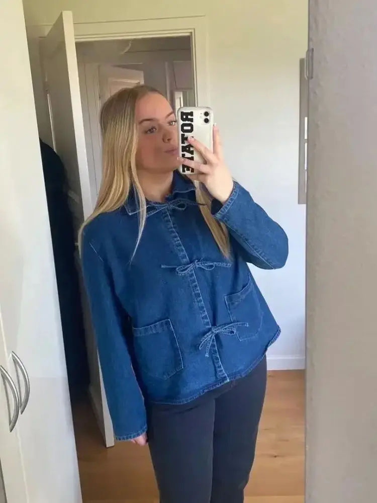 Женская джинсовая рубашка с бантом и шнуровкой, свободного кроя, с отложным воротником, длинный рукав, повседневная спортивная одежда, коллекция Осень 2024
Женская джинсовая рубашка с бантом и шнуровкой, свободного кроя, с отложным воротником, длинный рукав, повседневная спортивная одежда, коллекция Осень 2024