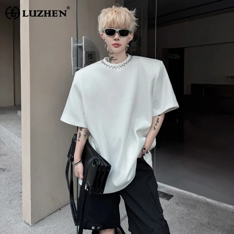 LUZHEN Trendy Handsome Embroidery Round Neck Short Sleeve T-shirt 2025 Summer Fashion Loose Shoulder Pad Street Male Tops JY1704
LUZHEN Trendy Handsome Embroidery Round Neck Short Sleeve T-shirt 2025 Summer Fashion Loose Shoulder Pad Street Male Tops JY1704