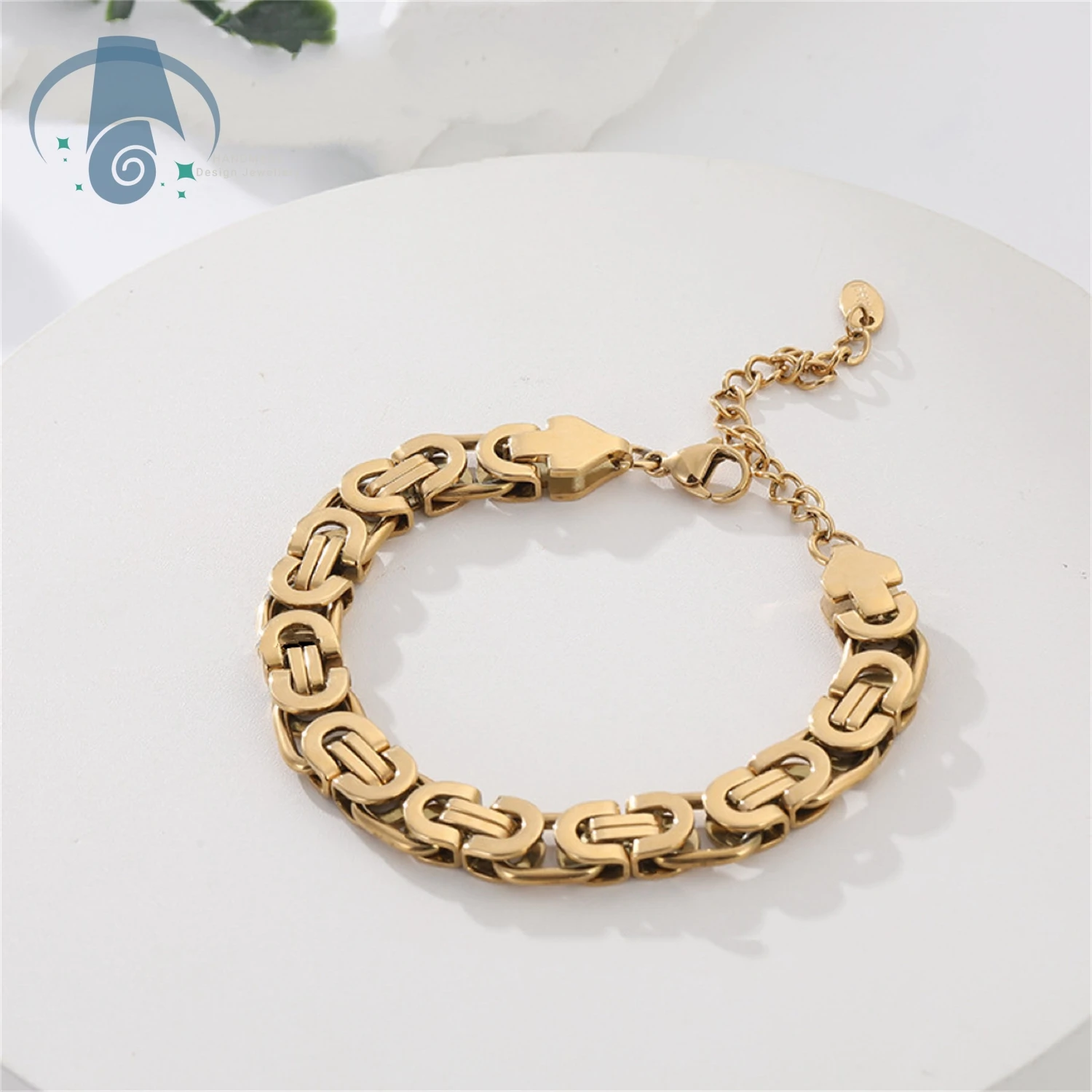 Vintage Style Titanium Steel Cuban Link Bracelet, Unisex Bold Chain Design 18K Gold Plated Durable and Stylish for Everyday Wear
Vintage Style Titanium Steel Cuban Link Bracelet, Unisex Bold Chain Design 18K Gold Plated Durable and Stylish for Everyday Wear