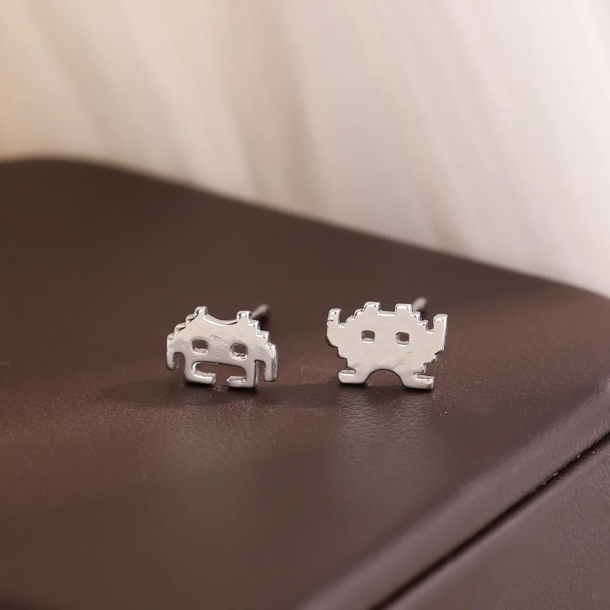 Новые модные украшения: милые асимметричные серьги-гвоздики из стерлингового серебра 925 пробы с изображением робота, креативный дизайн, E199
Новые модные украшения: милые асимметричные серьги-гвоздики из стерлингового серебра 925 пробы с изображением робота, креативный дизайн, E199