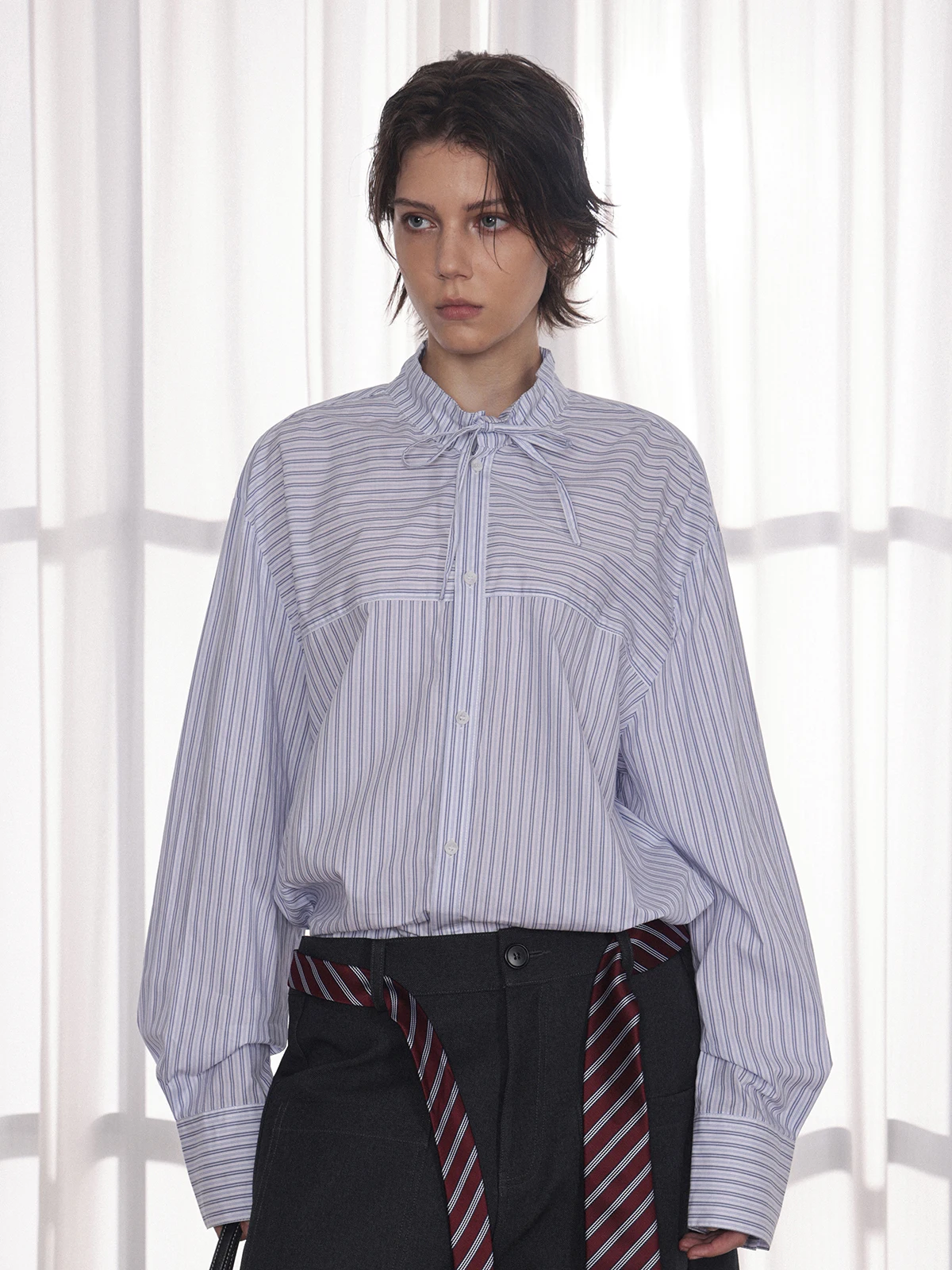 Американская ретро-рубашка в полоску для женщин, свободная повседневная универсальная рубашка-жакет, модный топ для работы, с длинными рукавами, на пуговицах
Американская ретро-рубашка в полоску для женщин, свободная повседневная универсальная рубашка-жакет, модный топ для работы, с длинными рукавами, на пуговицах