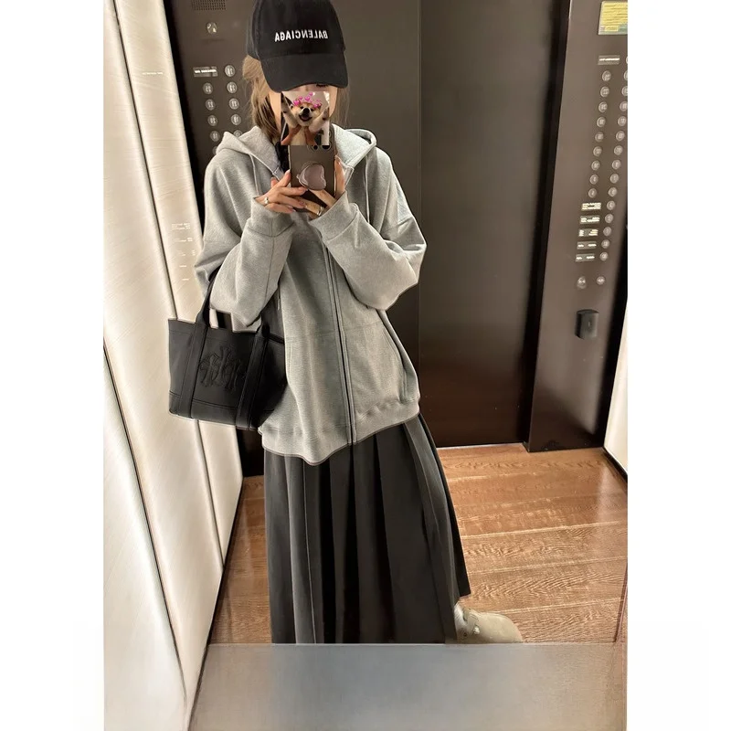 Модная плиссированная юбка миди с низкой талией, осенне-зимняя, шикарная, с эффектом «закатанной» ткани, длинная, из полиэстера и вискозы.
Модная плиссированная юбка миди с низкой талией, осенне-зимняя, шикарная, с эффектом «закатанной» ткани, длинная, из полиэстера и вискозы.