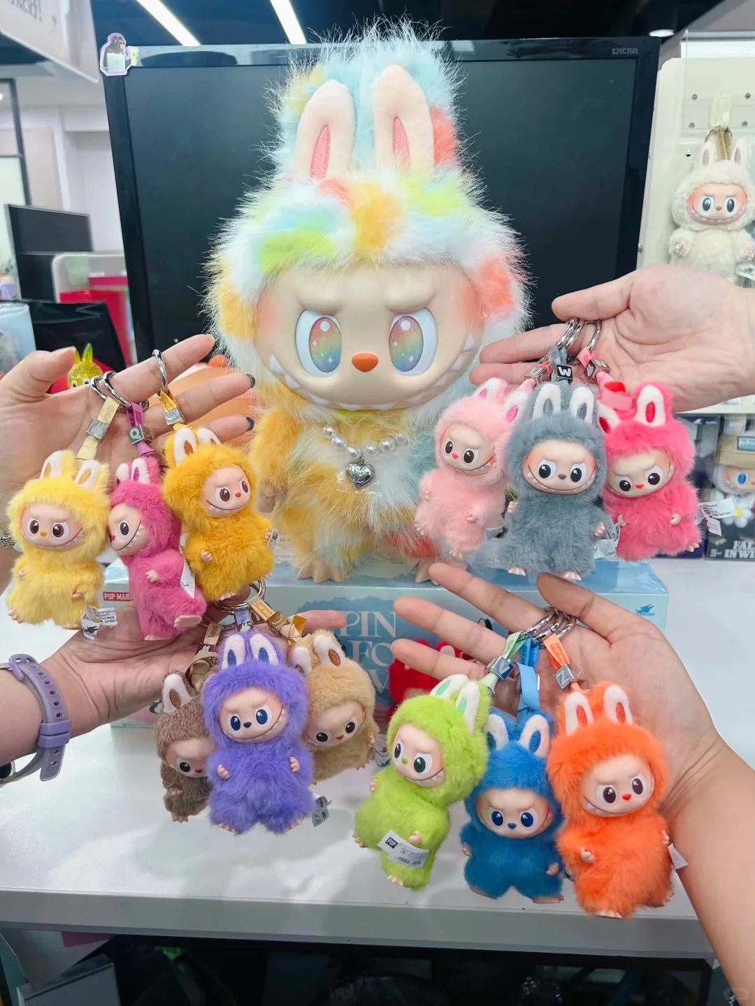 POP MART LABUBU THE MONSTERS PIN FOR LOVE Series Виниловый плюшевый кулон Слепая коробка Игрушка Аниме Фигурка Сюрприз Подарок на день рождения 
POP MART LABUBU THE MONSTERS PIN FOR LOVE Series Виниловый плюшевый кулон Слепая коробка Игрушка Аниме Фигурка Сюрприз Подарок на день рождения