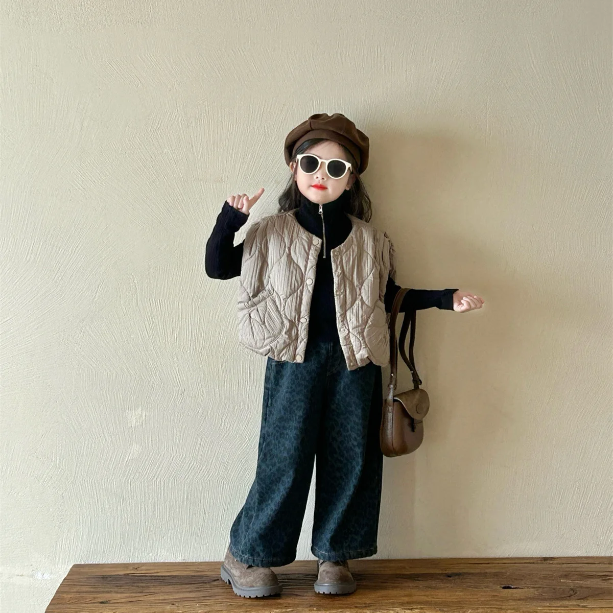 Girls Suit 2024 Winter New Childrens Clothes Girls Baby Quilted Thick Waistcoat High Neck Base Shirt Plus Jeans Three-piece
Girls Suit 2024 Winter New Childrens Clothes Girls Baby Quilted Thick Waistcoat High Neck Base Shirt Plus Jeans Three-piece