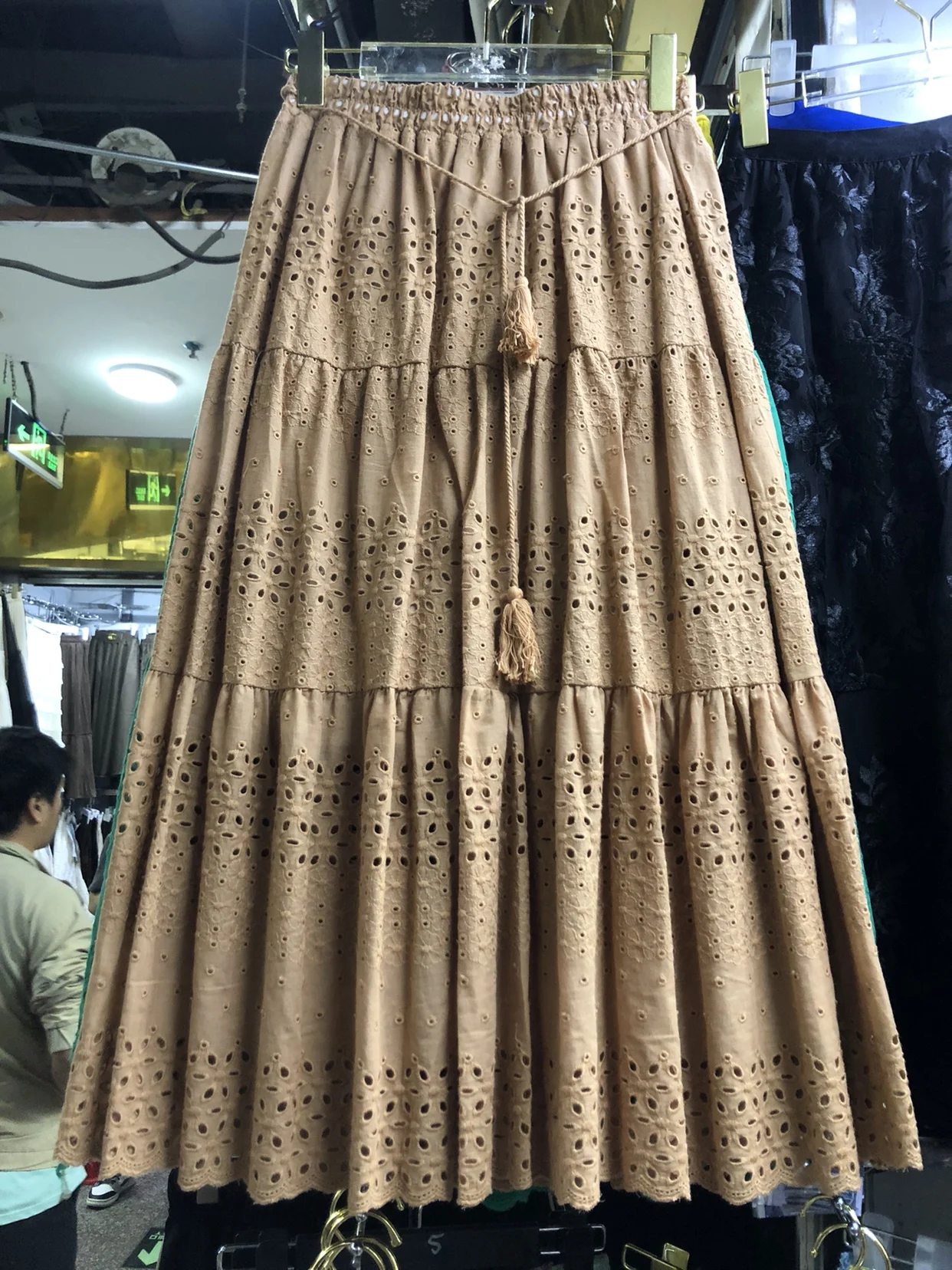 Нежная хлопковая юбка миди А-силуэта с высокой талией, вышивкой, кружевом и цветочным узором, с вырезами и элементами пэчворка, для весны и лета.
Нежная хлопковая юбка миди А-силуэта с высокой талией, вышивкой, кружевом и цветочным узором, с вырезами и элементами пэчворка, для весны и лета.