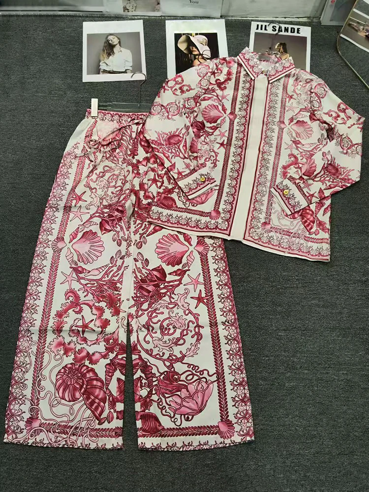 Осень 2020. Женская коллекция: рубашка с длинными рукавами с геометрическим принтом в стиле ретро. Комплект из двух предметов + комплект свободных широких брюк.
Осень 2020. Женская коллекция: рубашка с длинными рукавами с геометрическим принтом в стиле ретро. Комплект из двух предметов + комплект свободных широких брюк.