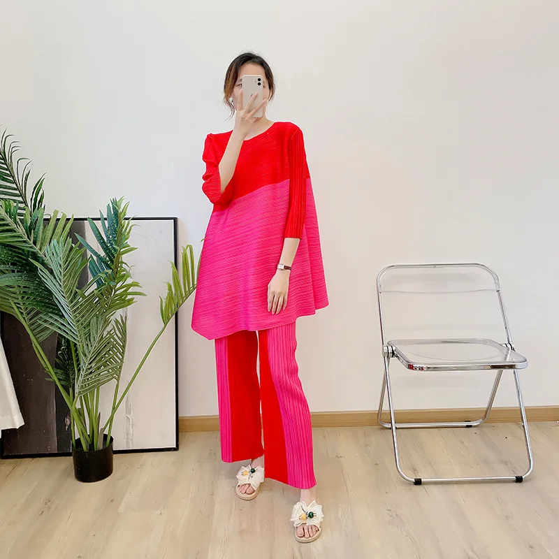 Pleated Suit 2022 Summer New Color Blocking Seven Sleeve Diagonal Top Contrast Straight Pants Two-piece Set
Pleated Suit 2022 Summer New Color Blocking Seven Sleeve Diagonal Top Contrast Straight Pants Two-piece Set