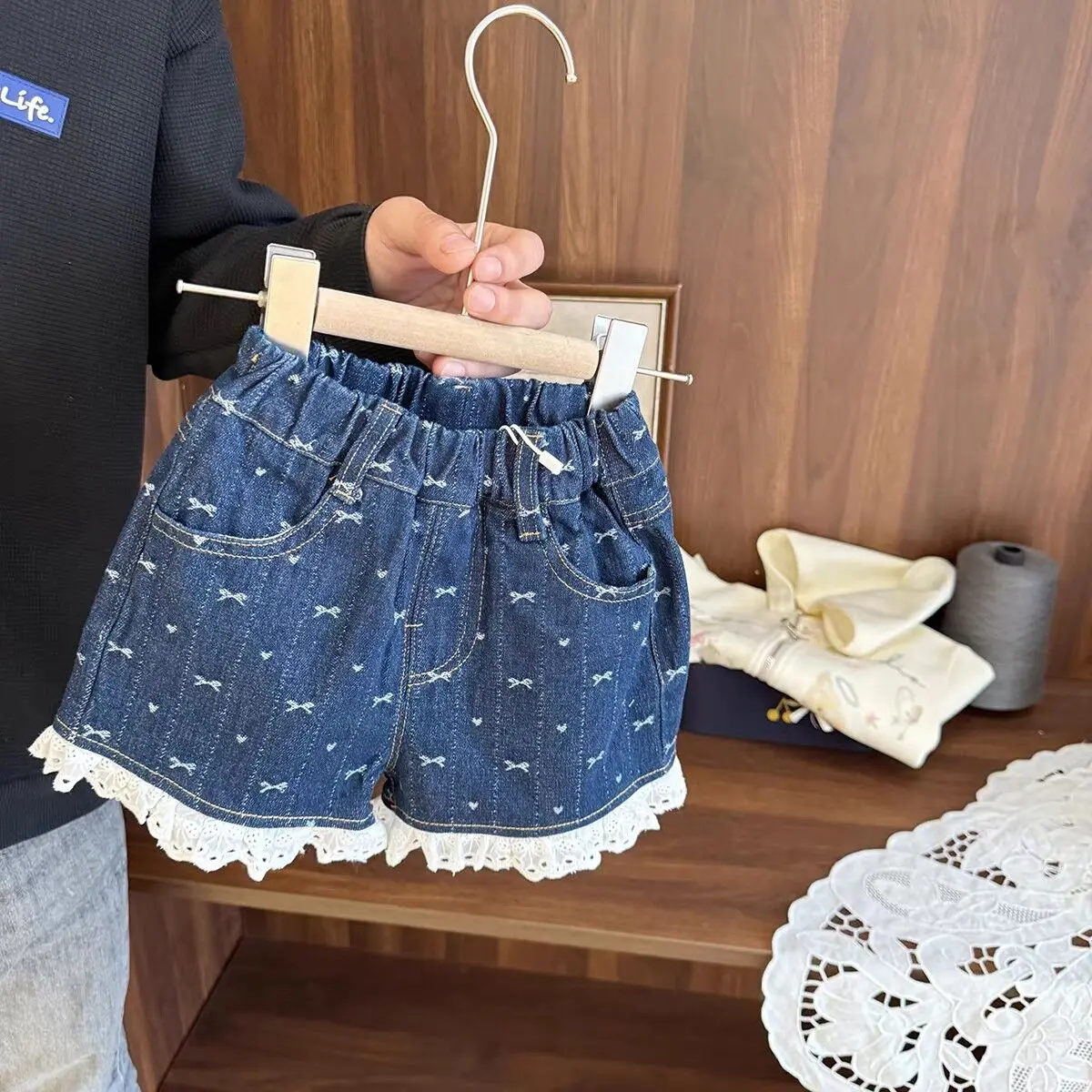 Baby girl lace hot pants summer new style children's Korean bow denim shorts
Baby girl lace hot pants summer new style children's Korean bow denim shorts