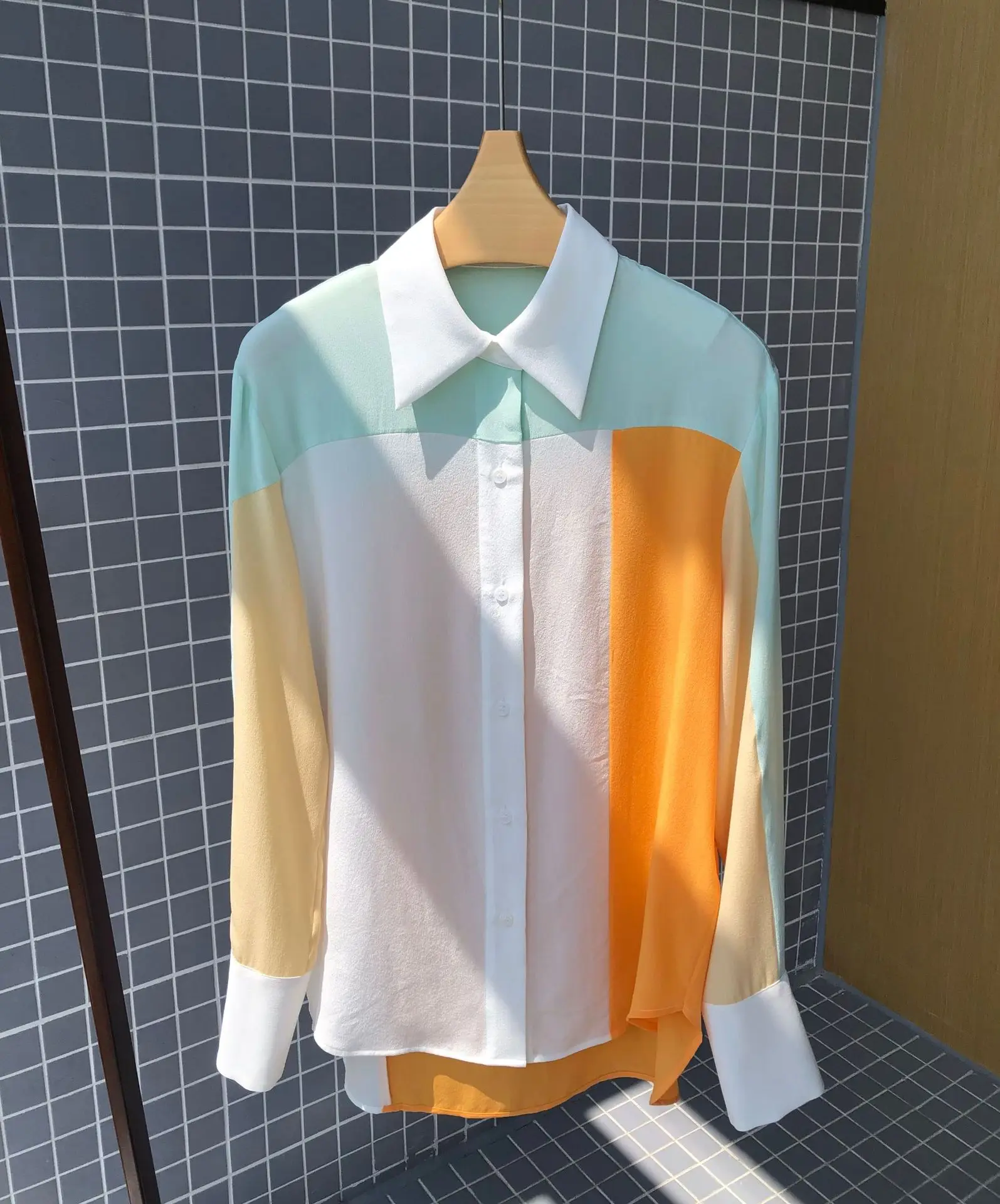 2023 Summer Fashion Women's High Quality 100%Silk Color Matching Long Sleeves Shirt Tops B674
2023 Summer Fashion Women's High Quality 100%Silk Color Matching Long Sleeves Shirt Tops B674