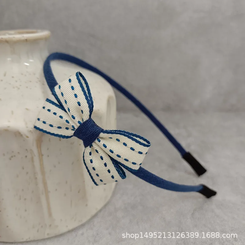 Korean style minimalist sweet beauty with white background, blue stripes, small bow tie, hair tie, fine hair accessory
Korean style minimalist sweet beauty with white background, blue stripes, small bow tie, hair tie, fine hair accessory