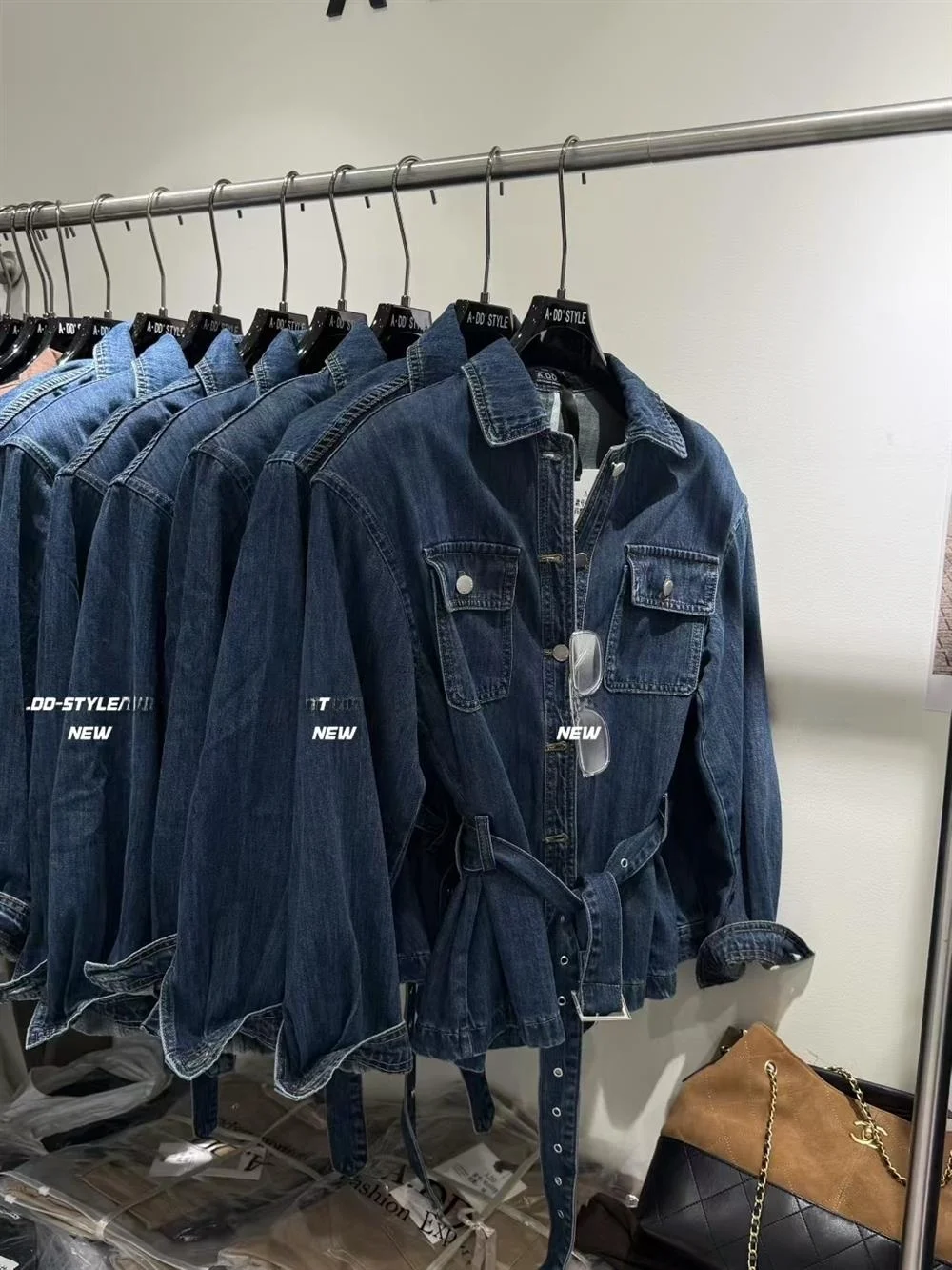 Свободная джинсовая куртка с поясом, модная, в непринужденном стиле, новинка ранней осени, женская короткая верхняя одежда с воротником
Свободная джинсовая куртка с поясом, модная, в непринужденном стиле, новинка ранней осени, женская короткая верхняя одежда с воротником