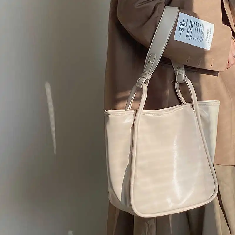 High-grade Texture PU Women's Tote Bags New Large Capacity Temperament Commute Underarm Bags Simple Elegant One Shoulder Bags
High-grade Texture PU Women's Tote Bags New Large Capacity Temperament Commute Underarm Bags Simple Elegant One Shoulder Bags