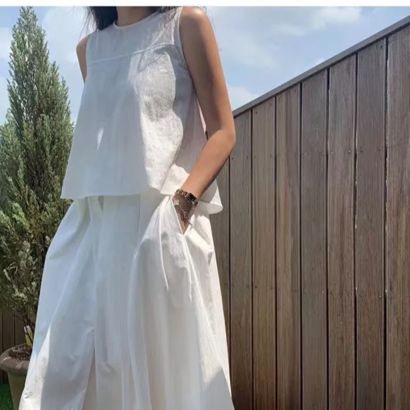 Summer Women's Svel Vest irt Set Loose High Waist Pleated Skirt Two-Piece Faion Ensemble Simple Versatile Outfit
Summer Women's Svel Vest irt Set Loose High Waist Pleated Skirt Two-Piece Faion Ensemble Simple Versatile Outfit