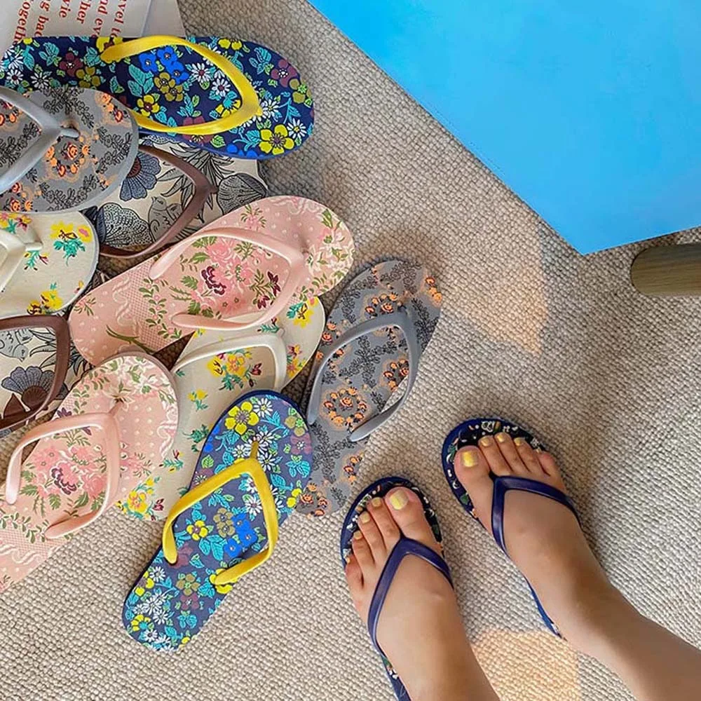 Creative Soft Floral Printed Flip Flops Anti-slip PVC Flat Bottom Slippers Thickened Coloful Beach Flip Flops Pool
Creative Soft Floral Printed Flip Flops Anti-slip PVC Flat Bottom Slippers Thickened Coloful Beach Flip Flops Pool
