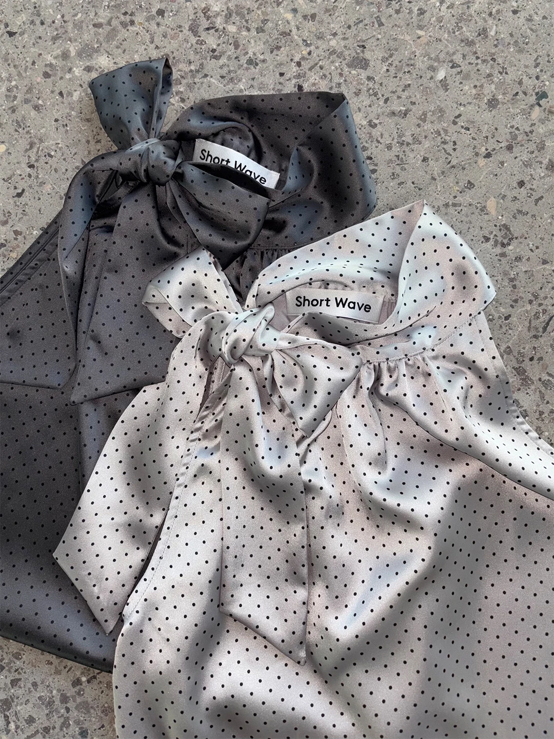 Серебристый атласный топ с бантом в горошек по бокам, женская свободная верхняя одежда, летняя, стандартной длины, цвет: полиэстер...
Серебристый атласный топ с бантом в горошек по бокам, женская свободная верхняя одежда, летняя, стандартной длины, цвет: полиэстер...