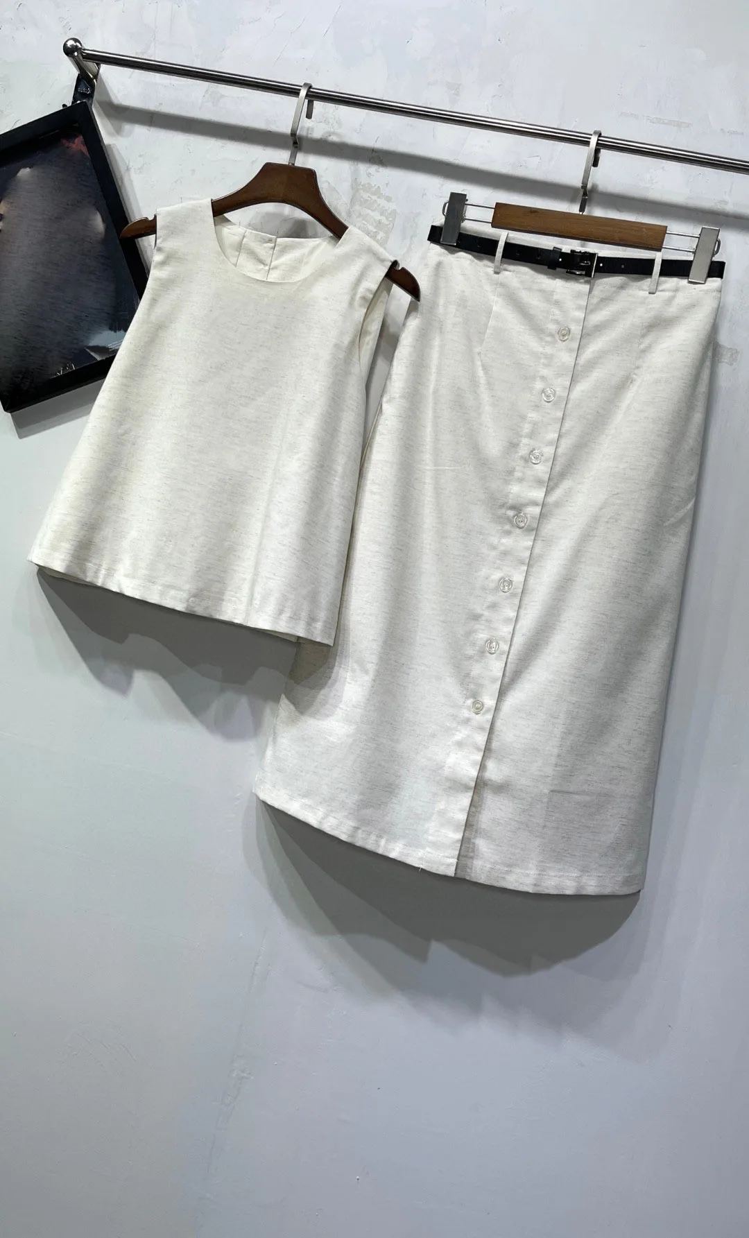 2025г Женская одежда Жилет с круглым вырезом и юбкой А-силуэта длиной до колена 0624
2025г Женская одежда Жилет с круглым вырезом и юбкой А-силуэта длиной до колена 0624