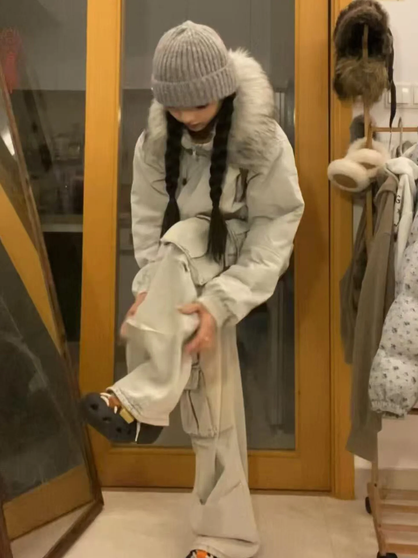 Женская осенняя офисная парка с длинными рукавами, высококачественная, средней длины, с диагональной молнией, свободного кроя, с плюшевыми вставками, классическая, утепленная, хит продаж
Женская осенняя офисная парка с длинными рукавами, высококачественная, средней длины, с диагональной молнией, свободного кроя, с плюшевыми вставками, классическая, утепленная, хит продаж