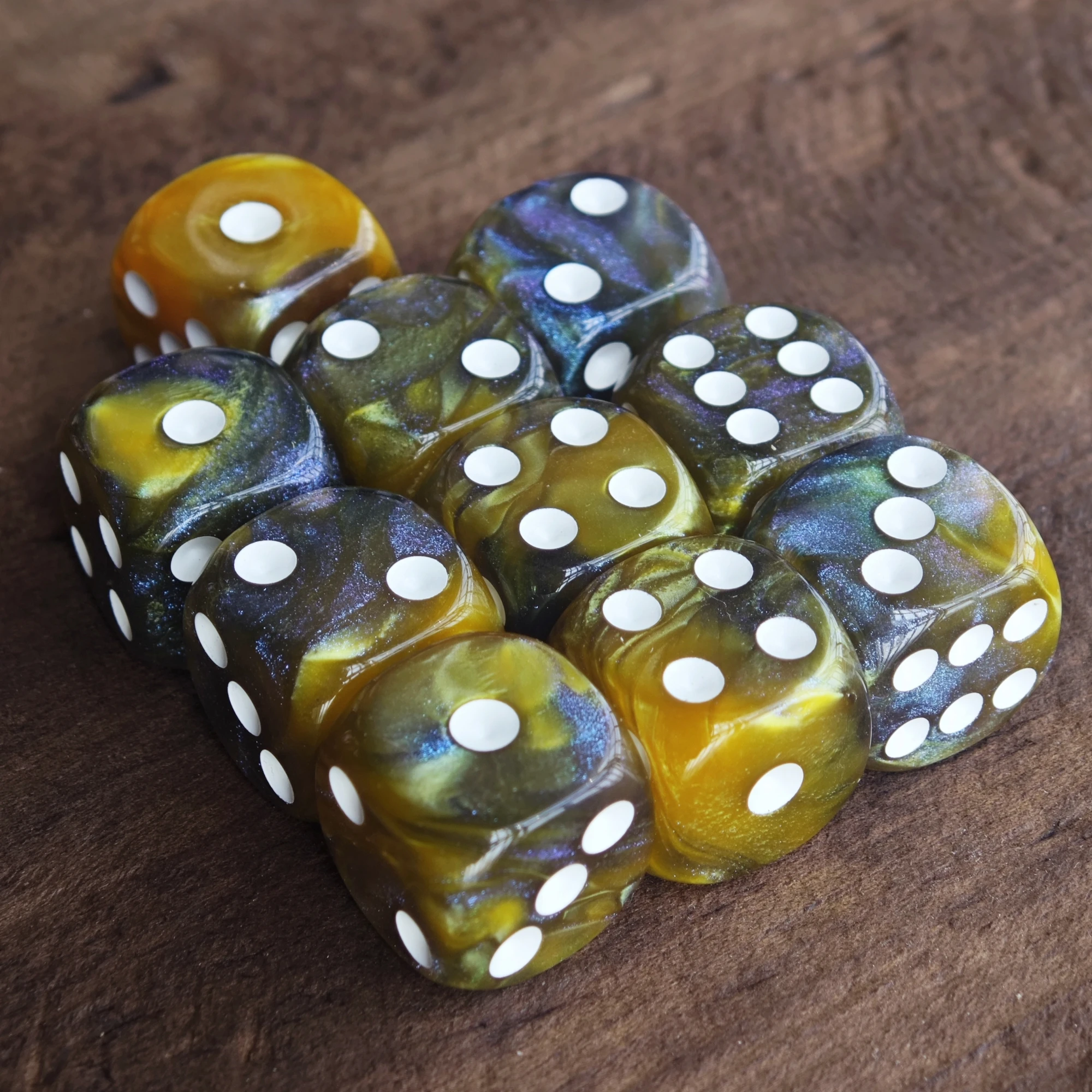 16 мм желтый и черный блестящий набор кубиков Starlit Sky D6 Warhammers 40K настольная игра Dungeons and Dragons
16 мм желтый и черный блестящий набор кубиков Starlit Sky D6 Warhammers 40K настольная игра Dungeons and Dragons