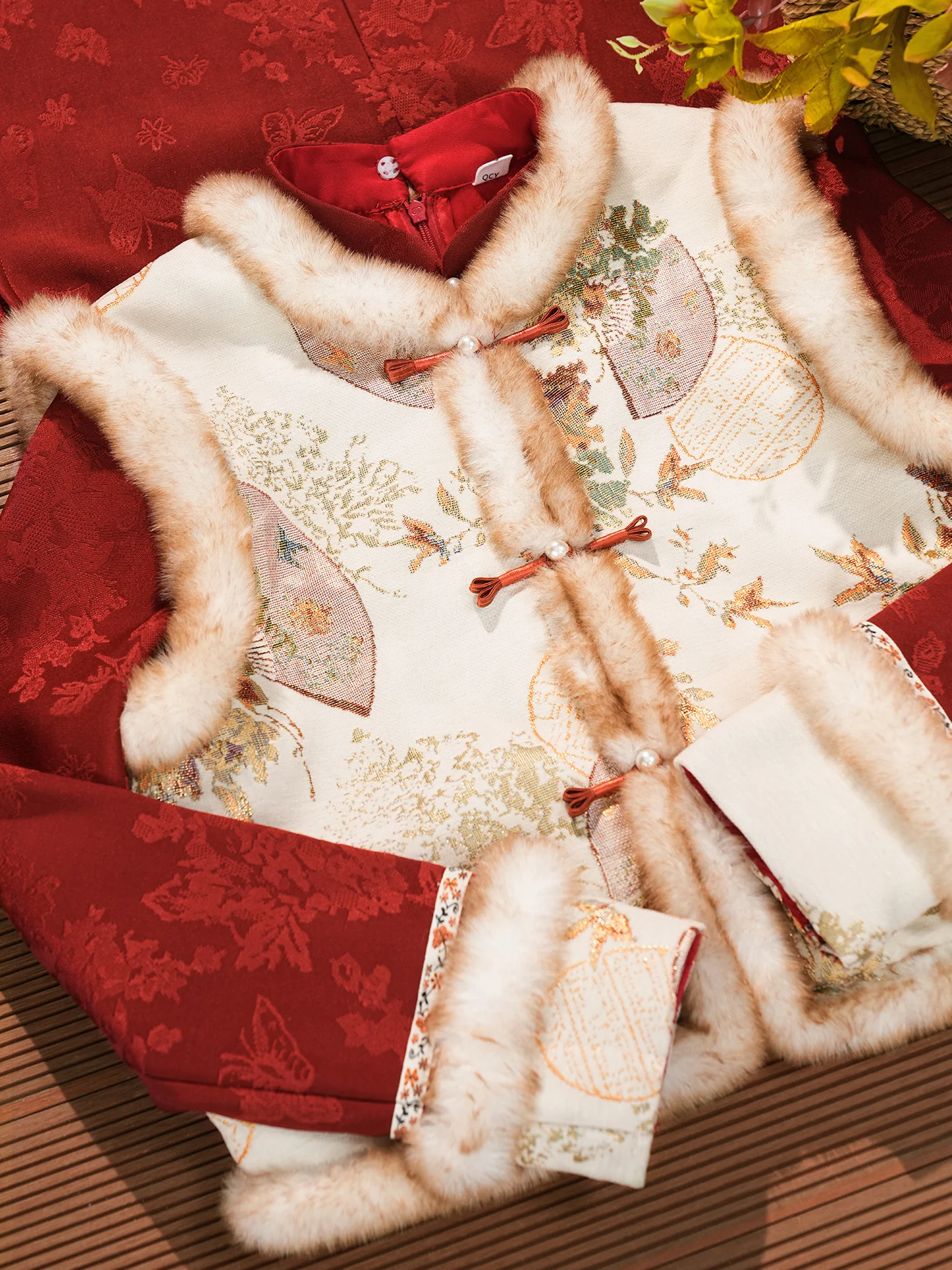 Элегантное красное китайское платье-ципао для новогодней свадебной церемонии, зимнее теплое длинное платье без рукавов с низким разрезом и цветочным узором
Элегантное красное китайское платье-ципао для новогодней свадебной церемонии, зимнее теплое длинное платье без рукавов с низким разрезом и цветочным узором