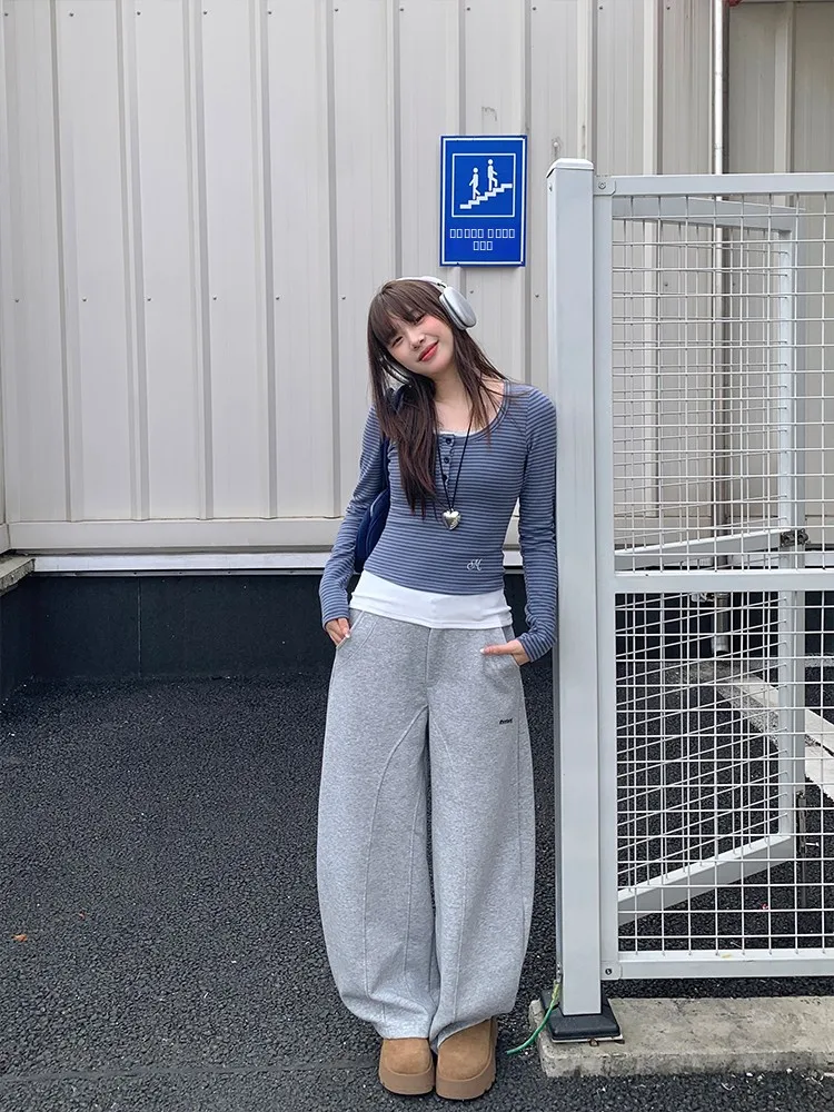 Корейские женские брюки-бананы с изогнутым кроем, спортивные, свободные, широкие, с простой вышивкой, на талии, из полиэстера и хлопка.
Корейские женские брюки-бананы с изогнутым кроем, спортивные, свободные, широкие, с простой вышивкой, на талии, из полиэстера и хлопка.