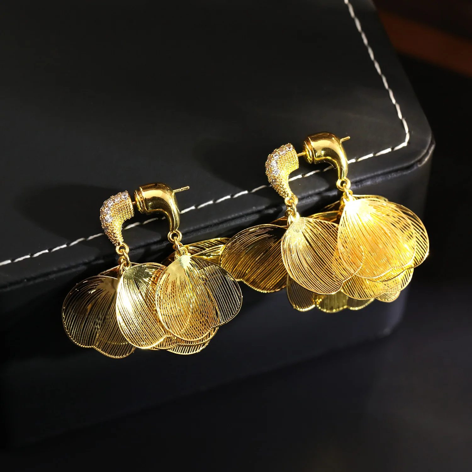 Classic Wholesale High Quality French Brushed Large Petal Zircon Earrings Fashion Exaggerated Metal Hollow Heart Flower Earrings
Classic Wholesale High Quality French Brushed Large Petal Zircon Earrings Fashion Exaggerated Metal Hollow Heart Flower Earrings