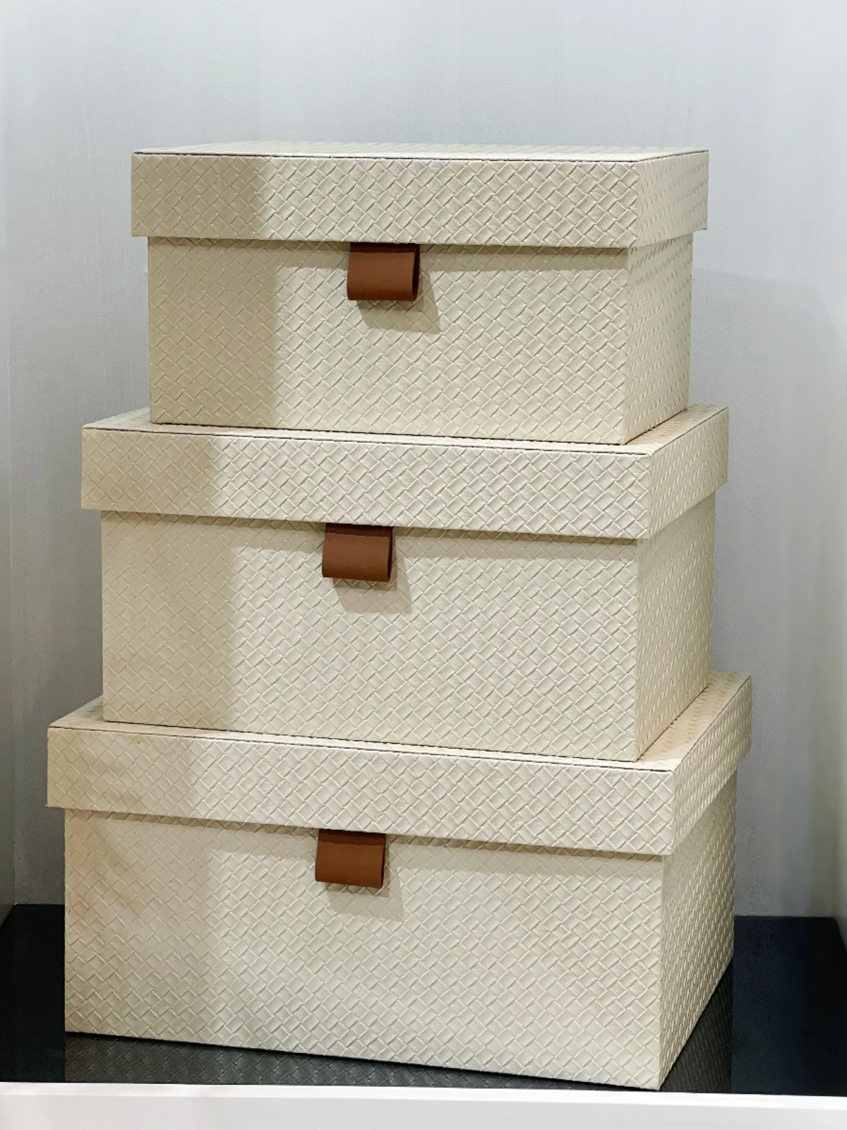 Beige Woven Leather Storage Box Bedroom Home Use Cabinet Top Coat Hat Room Sample House PU Leather Decorative Box
Beige Woven Leather Storage Box Bedroom Home Use Cabinet Top Coat Hat Room Sample House PU Leather Decorative Box