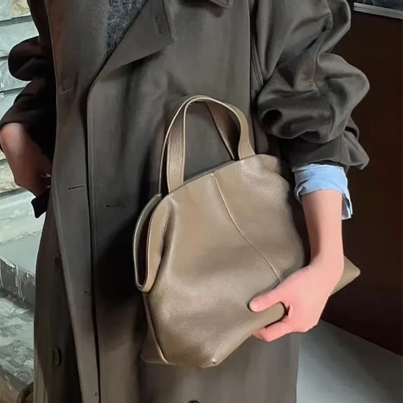 Korean Brand Women's Tote Bag Luxury Large Capacity Genuine Leather Cowhide High-end Elegant Handbag Niche New Banquet White Bag
Korean Brand Women's Tote Bag Luxury Large Capacity Genuine Leather Cowhide High-end Elegant Handbag Niche New Banquet White Bag